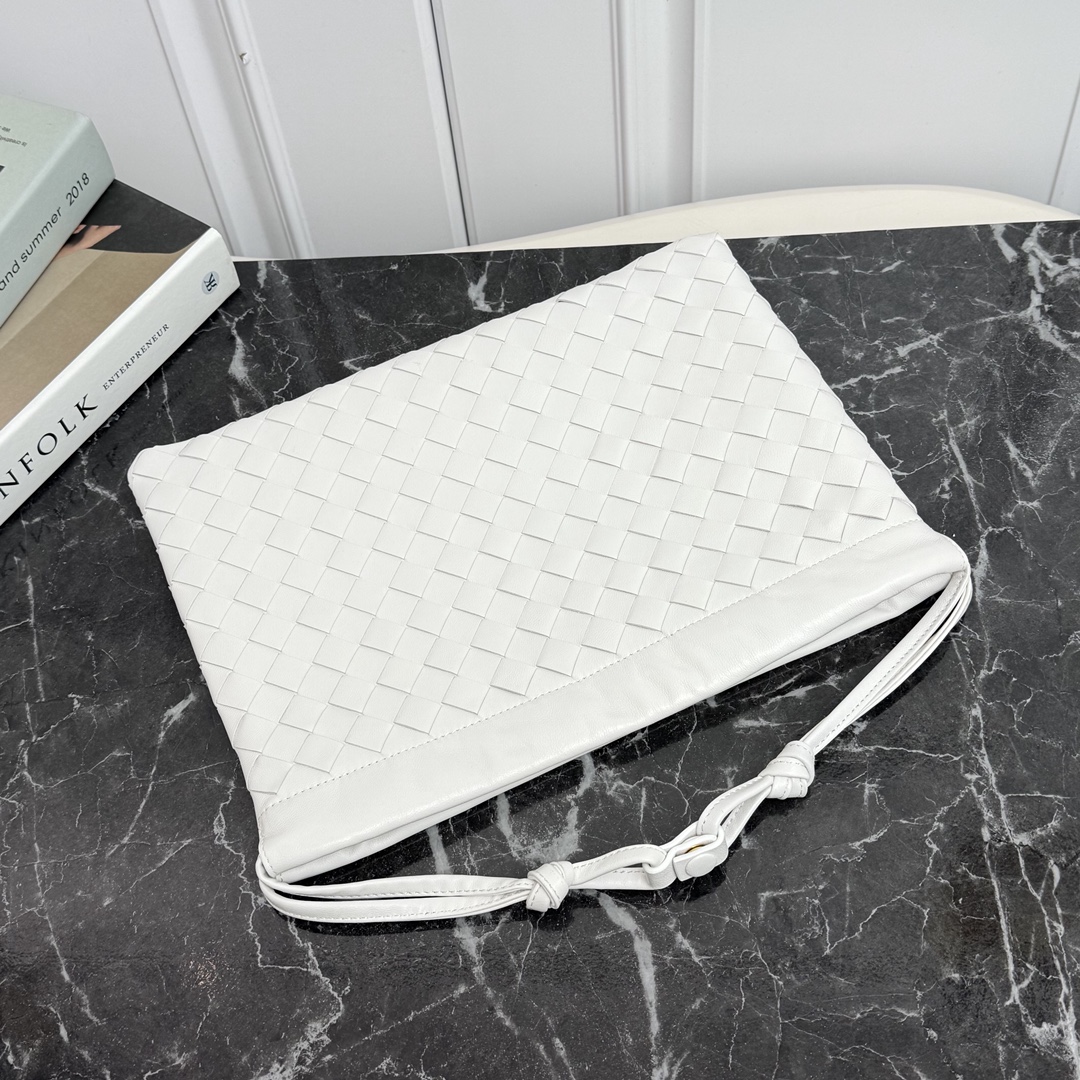 Bottega Veneta Style White Nylon Shoulder Bag style reference detail image 3 from source 771781