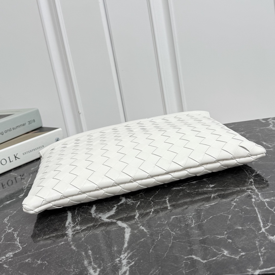 Bottega Veneta Style White Nylon Shoulder Bag style reference detail image 4 from source 771781