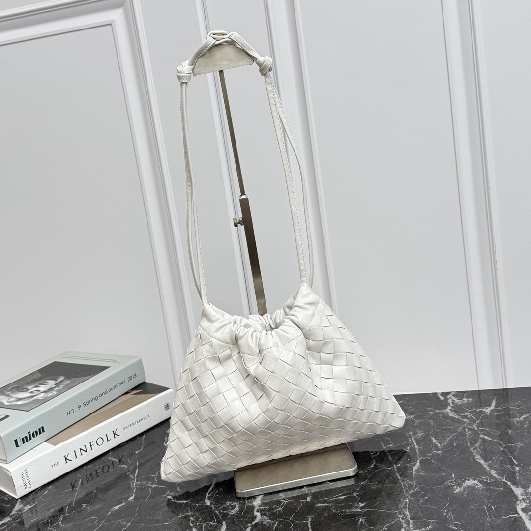 Bottega Veneta Style White Nylon Shoulder Bag style reference detail image 1 from source 771781