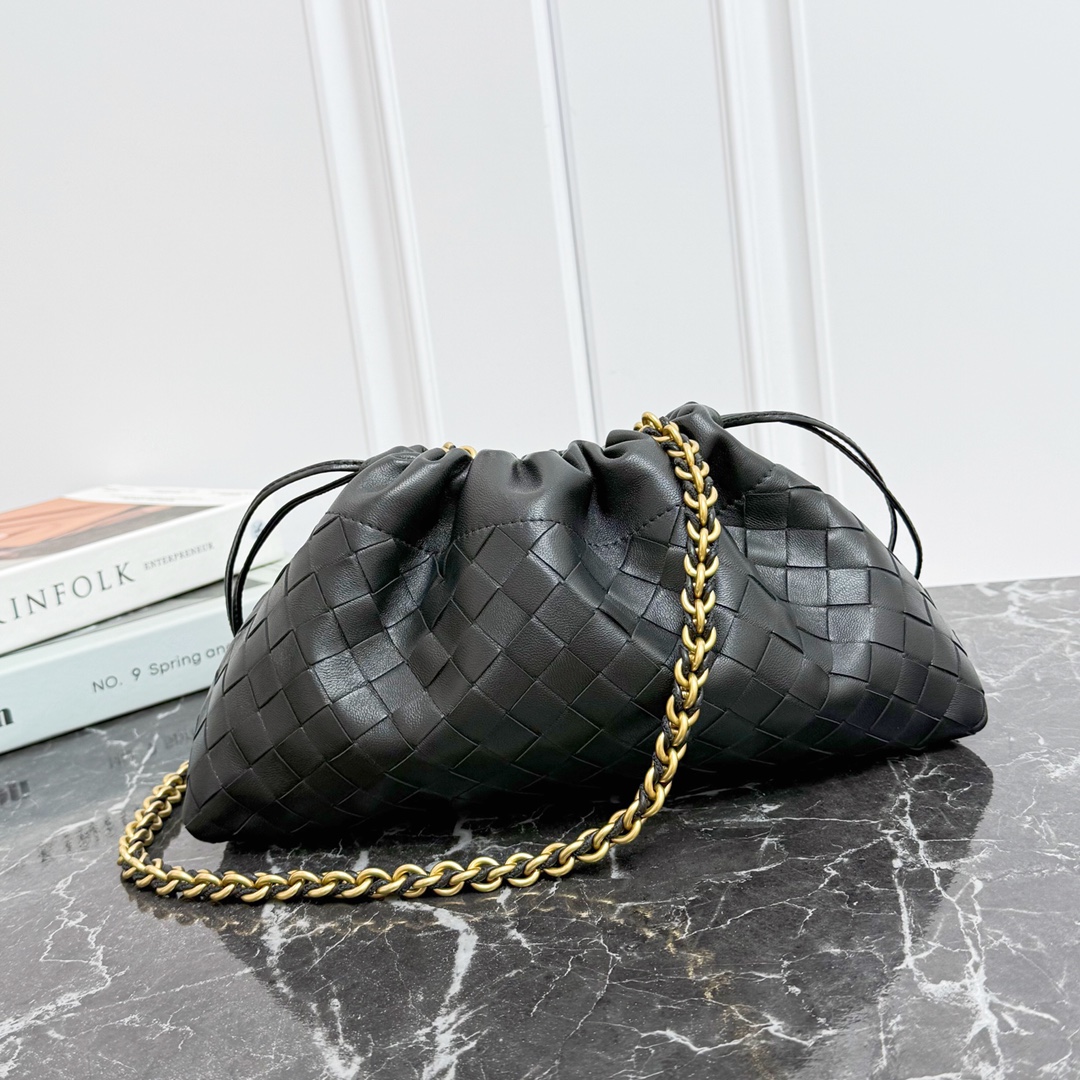 Bottega Veneta Style Black Nylon Shoulder Bag style reference detail image 1 from source 771798