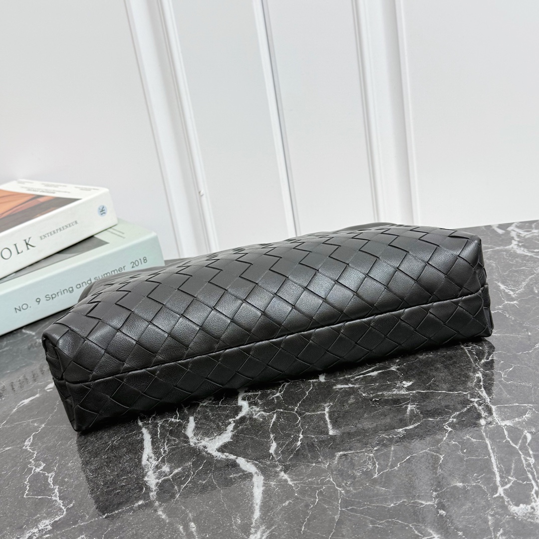 Bottega Veneta Style Black Nylon Shoulder Bag style reference detail image 5 from source 771798