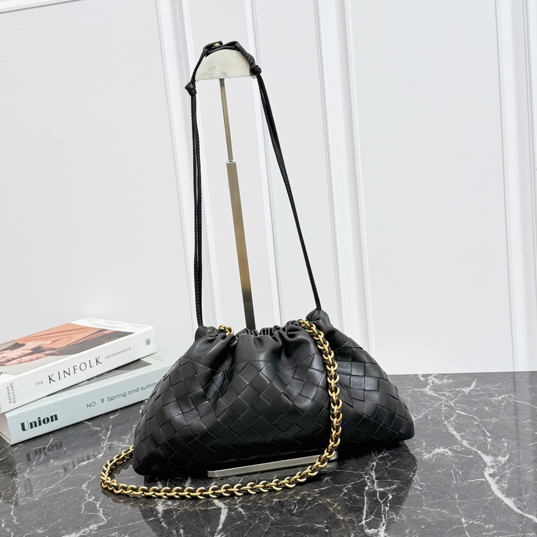 Bottega Veneta Style Black Nylon Shoulder Bag style reference detail image 2 from source 771798