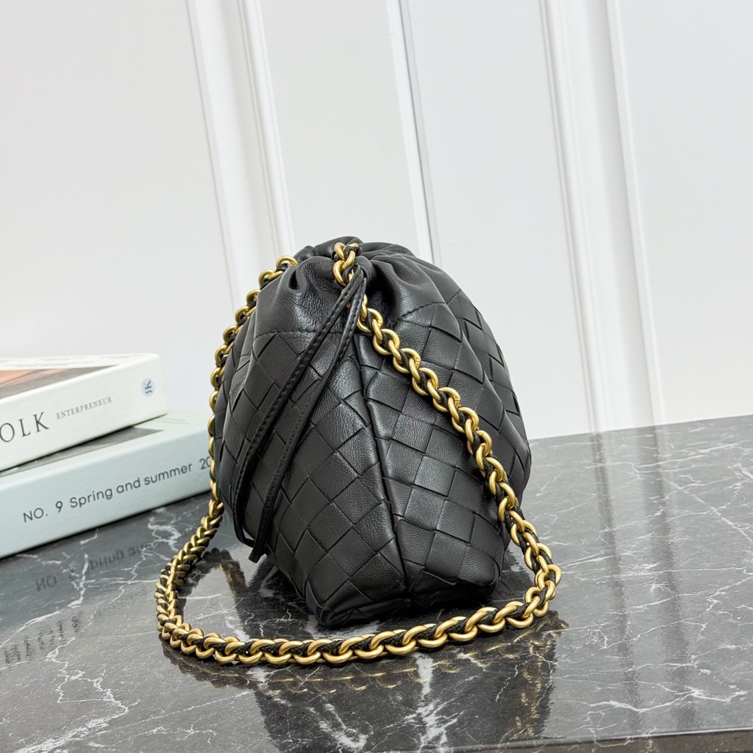 Bottega Veneta Style Black Nylon Shoulder Bag style reference detail image 4 from source 771798
