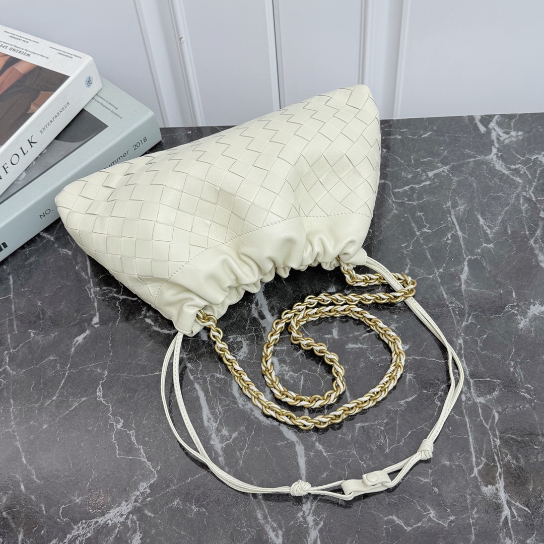 Bottega Veneta Style White Nylon Shoulder Bag style reference detail image 3 from source 771799