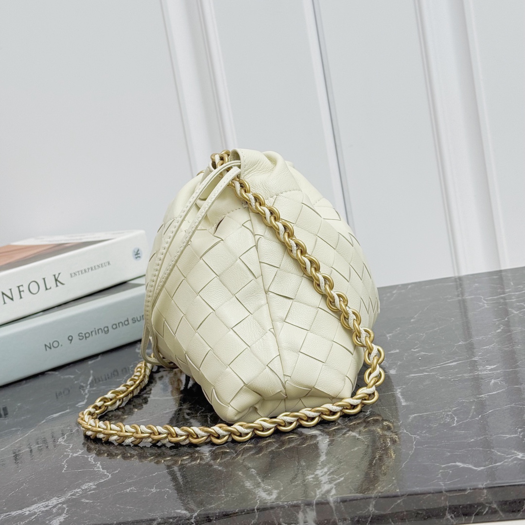 Bottega Veneta Style White Nylon Shoulder Bag style reference detail image 4 from source 771799