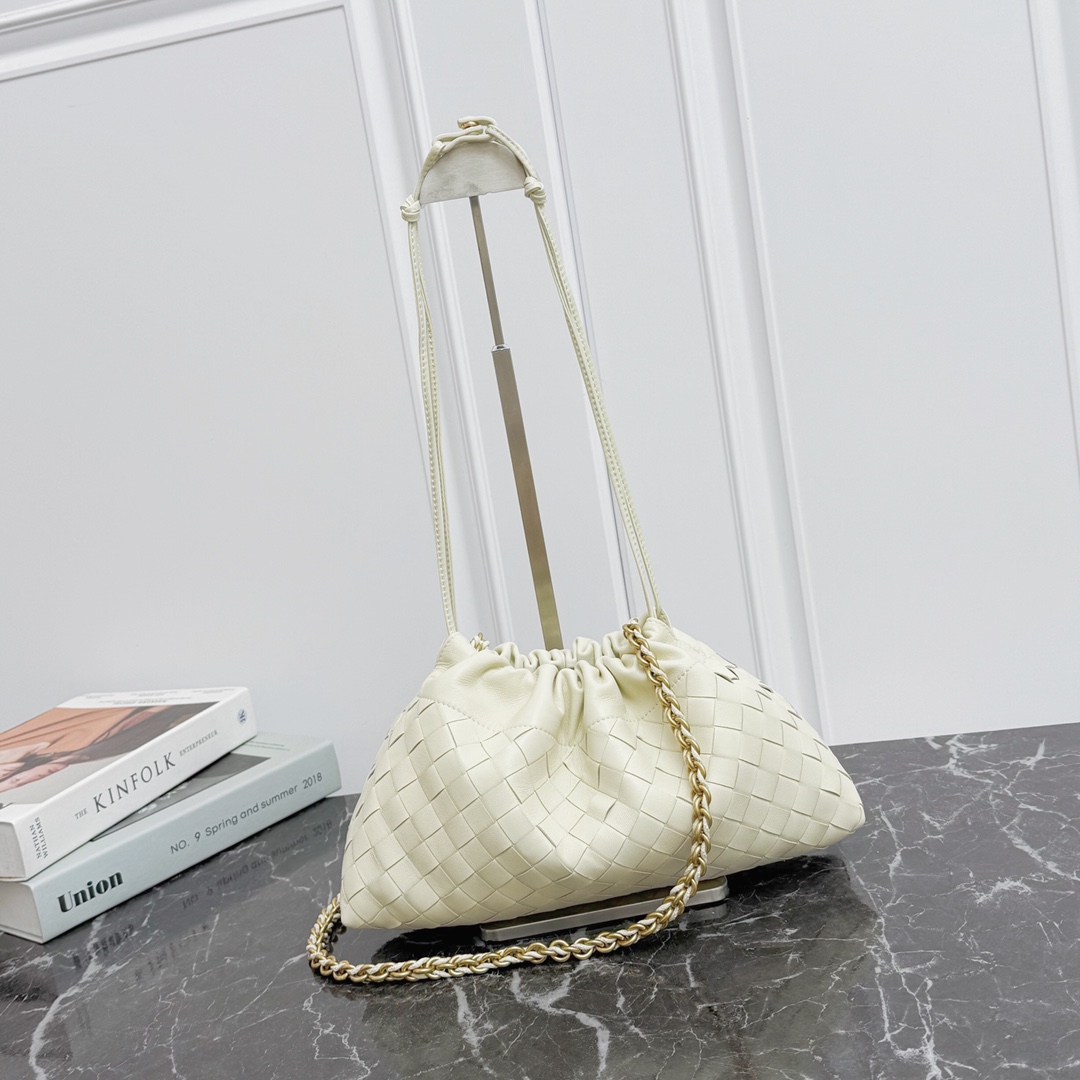 Bottega Veneta Style White Nylon Shoulder Bag style reference detail image 2 from source 771799