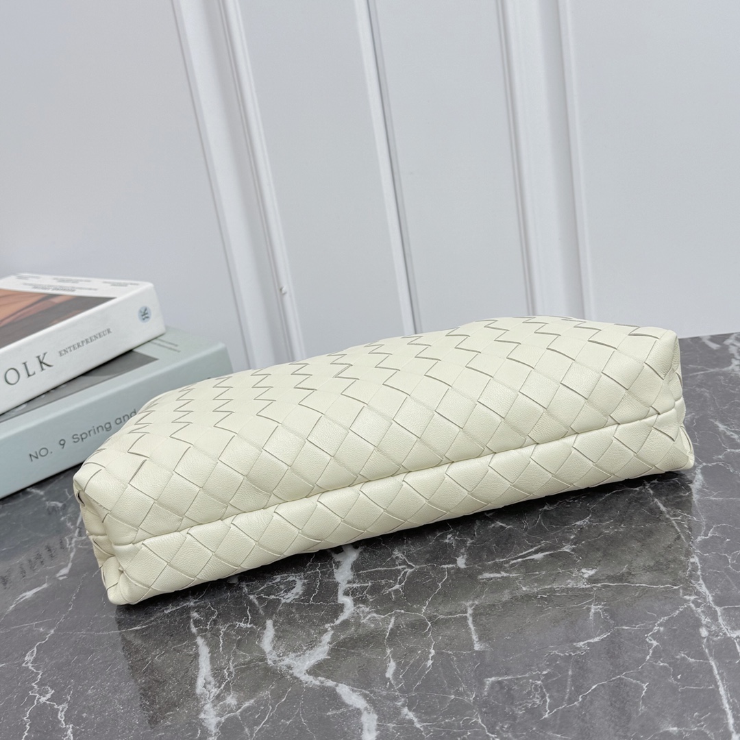 Bottega Veneta Style White Nylon Shoulder Bag style reference detail image 5 from source 771799