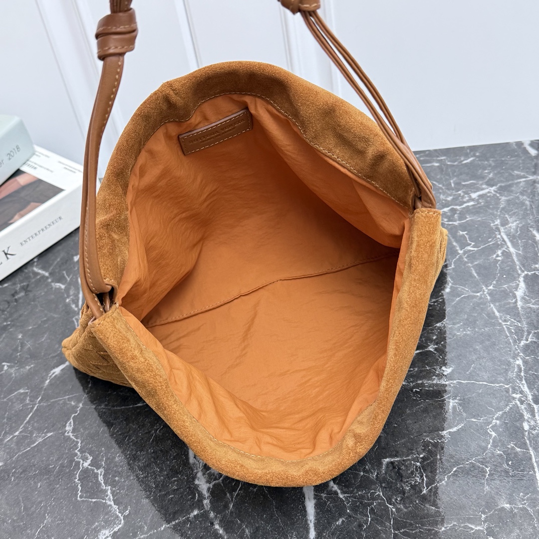 Bottega Veneta Style Pink Nylon Shoulder Bag style reference detail image 5 from source 771782