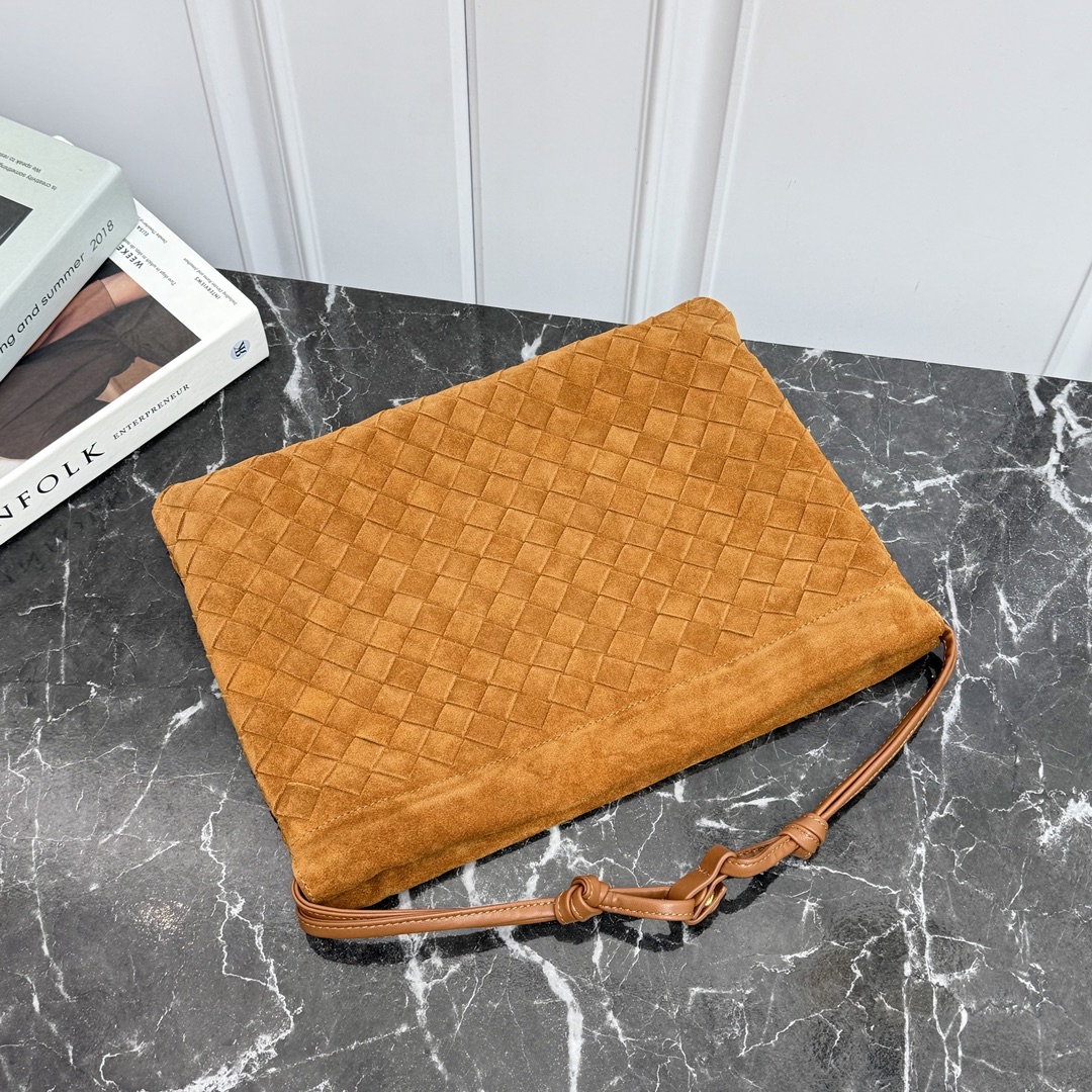 Bottega Veneta Style Pink Nylon Shoulder Bag style reference detail image 3 from source 771782