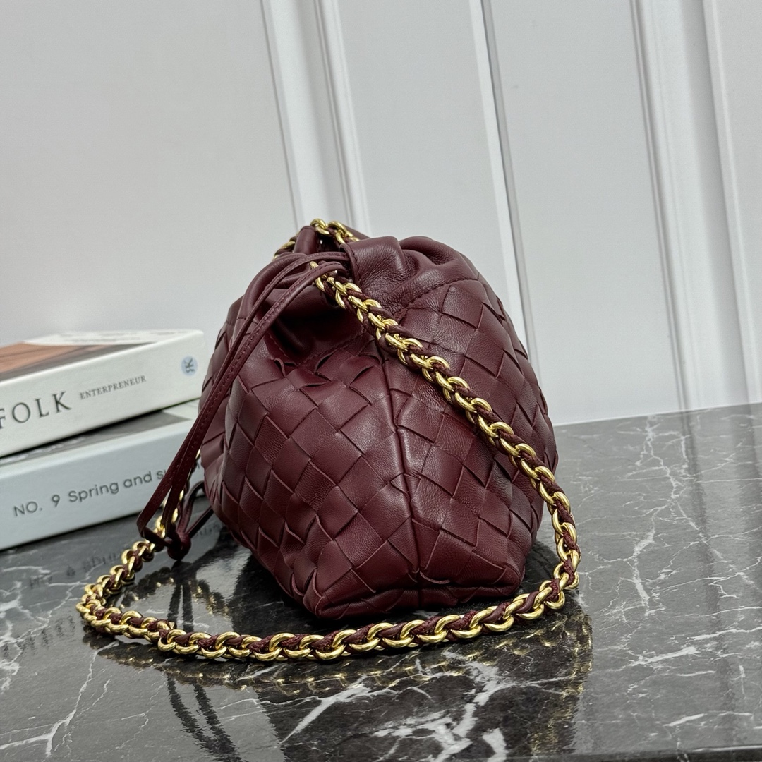 Bottega Veneta Style Red Nylon Shoulder Bag style reference detail image 3 from source 771800