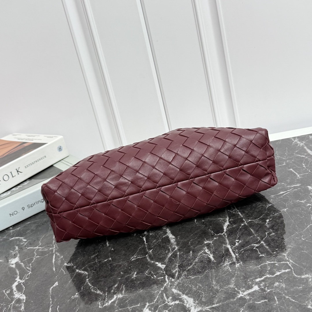 Bottega Veneta Style Red Nylon Shoulder Bag style reference detail image 4 from source 771800
