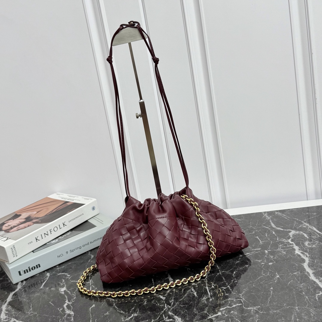 Bottega Veneta Style Red Nylon Shoulder Bag style reference detail image 1 from source 771800