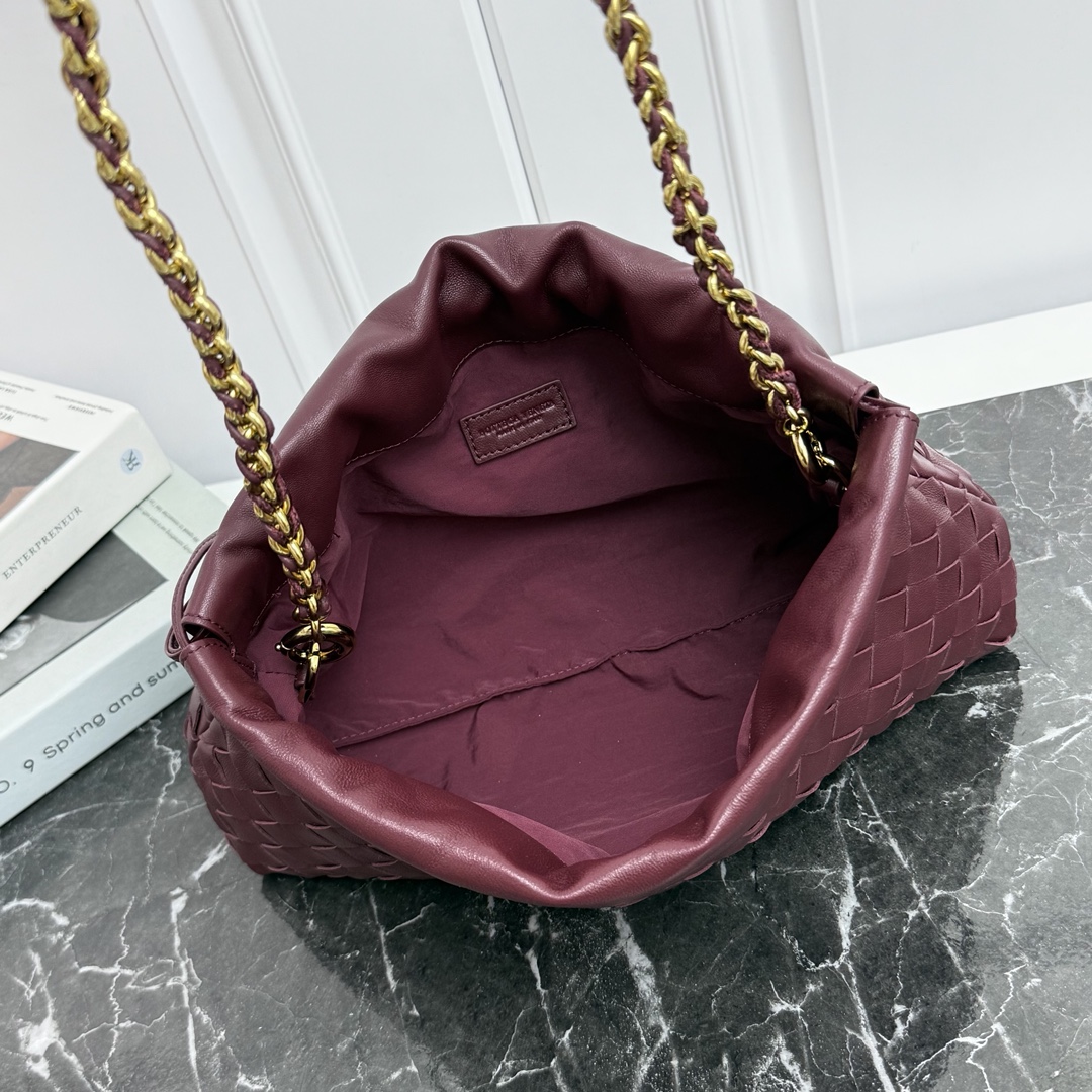 Bottega Veneta Style Red Nylon Shoulder Bag style reference detail image 6 from source 771800