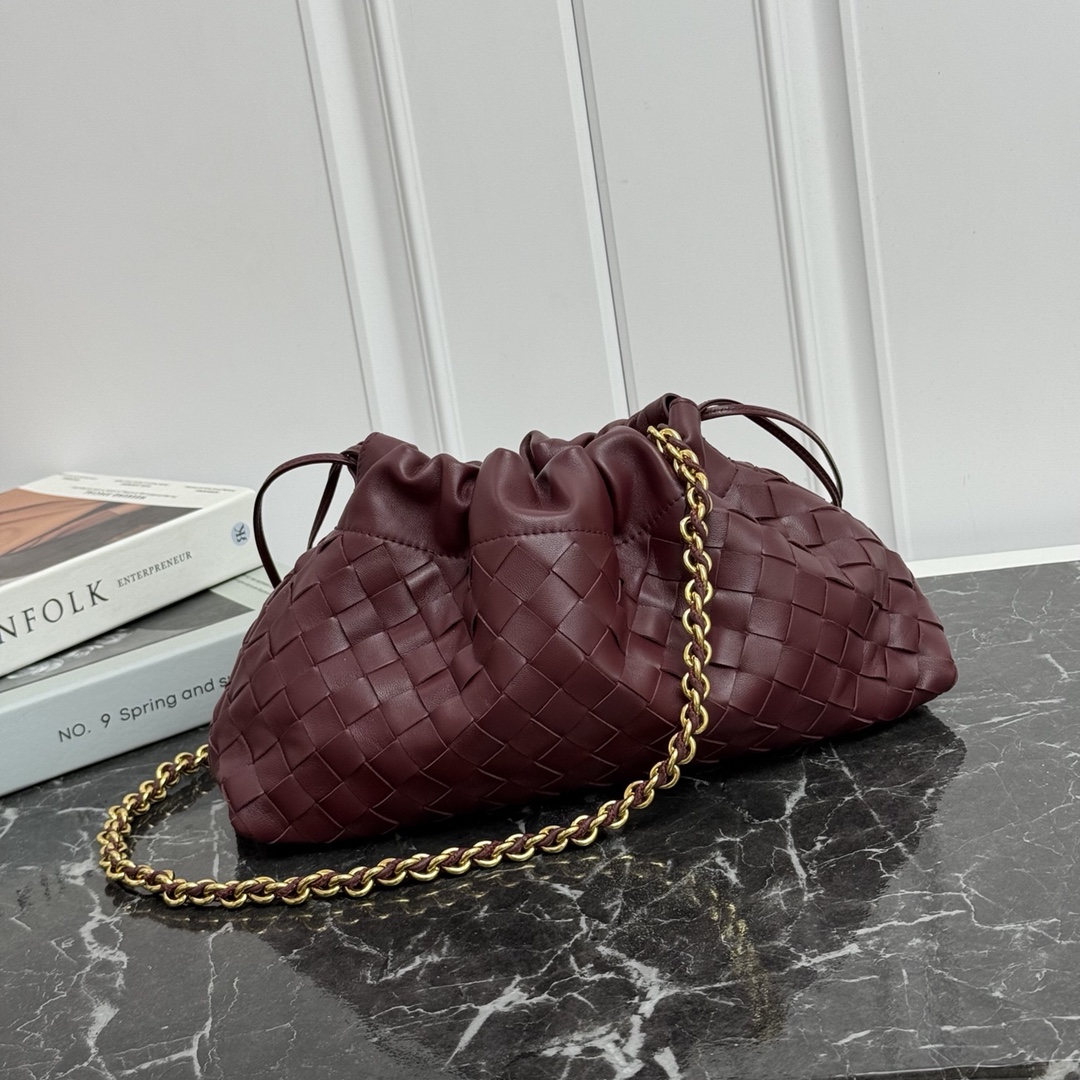 Bottega Veneta Style Red Nylon Shoulder Bag style reference detail image 2 from source 771800