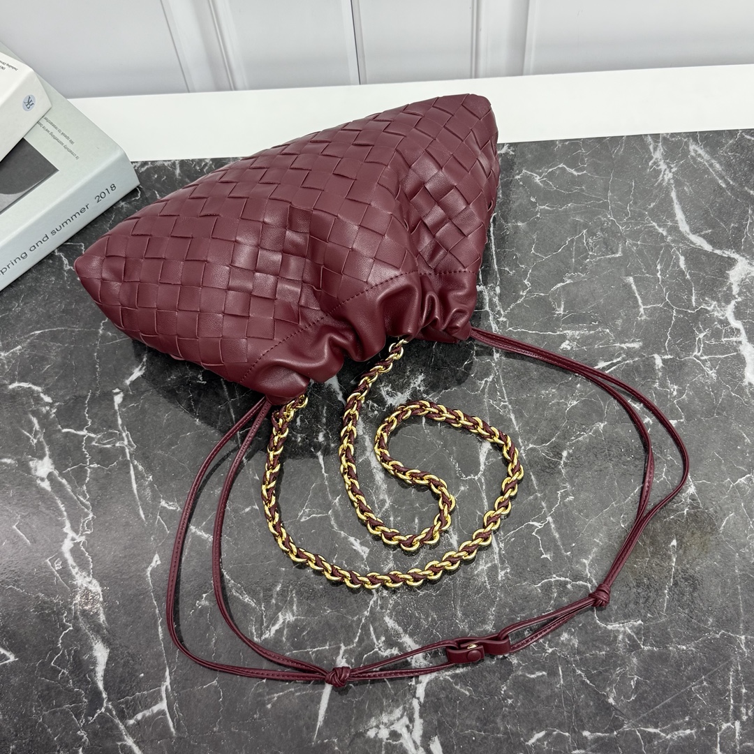 Bottega Veneta Style Red Nylon Shoulder Bag style reference detail image 5 from source 771800
