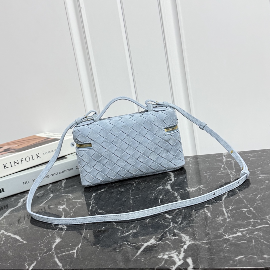 Bottega Veneta Style Blue Crossbody Bag style reference detail image 3 from source 765990