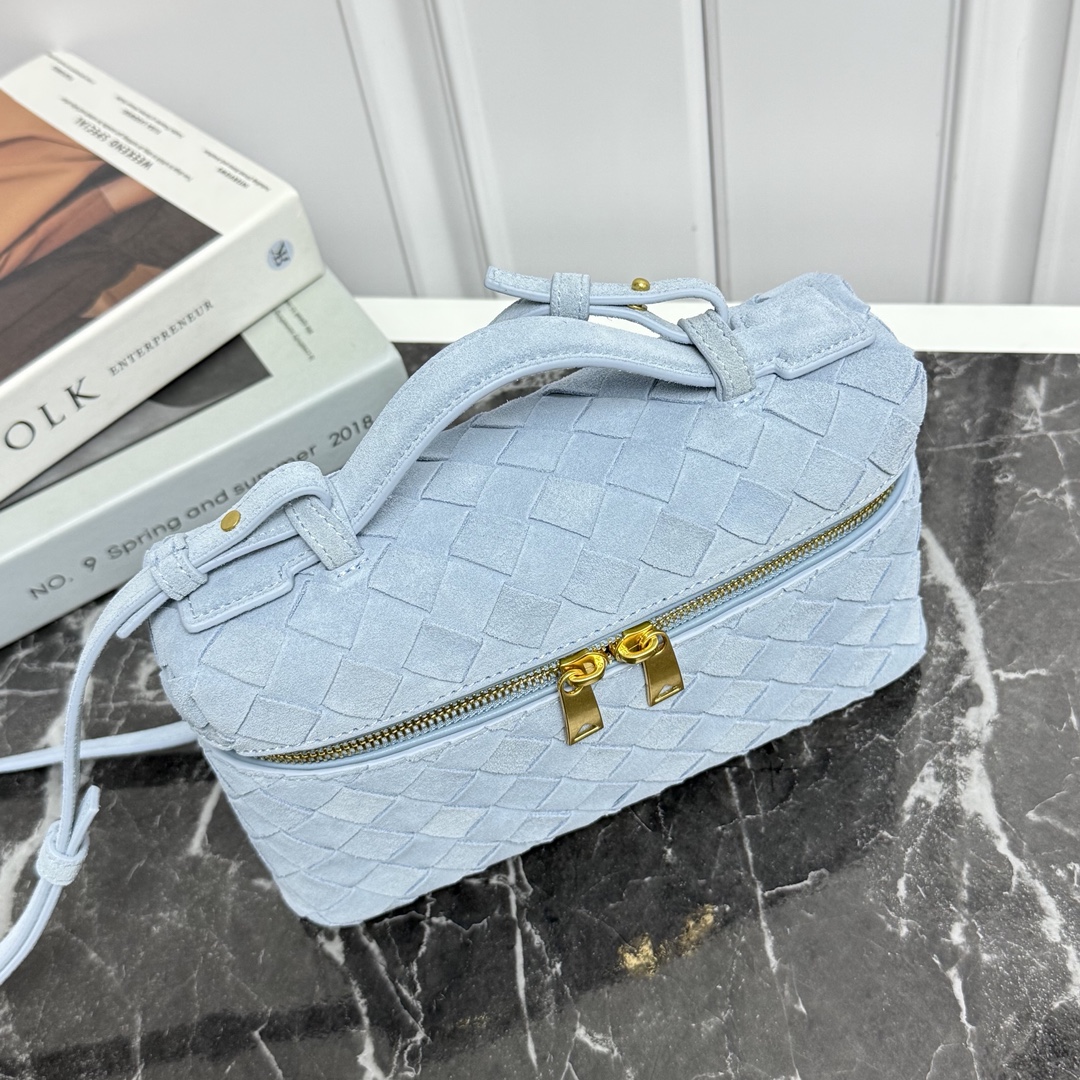 Bottega Veneta Style Blue Crossbody Bag style reference detail image 5 from source 765990