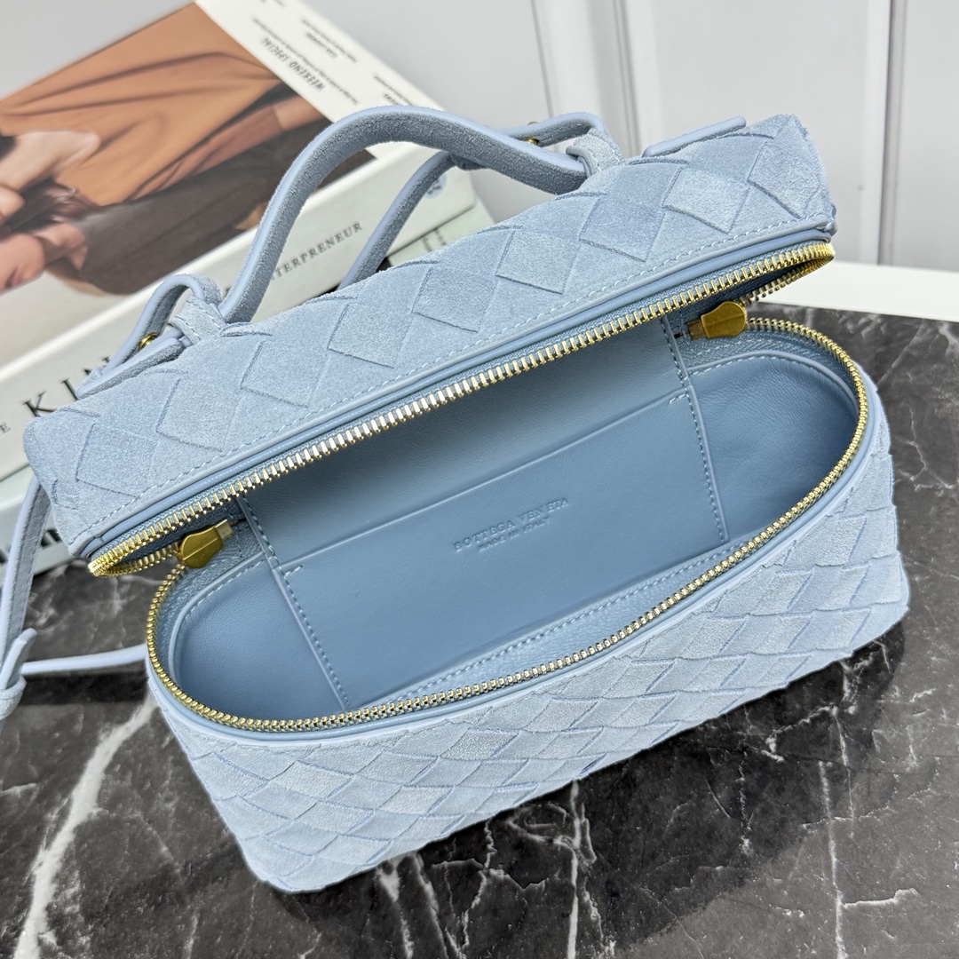 Bottega Veneta Style Blue Crossbody Bag style reference detail image 6 from source 765990