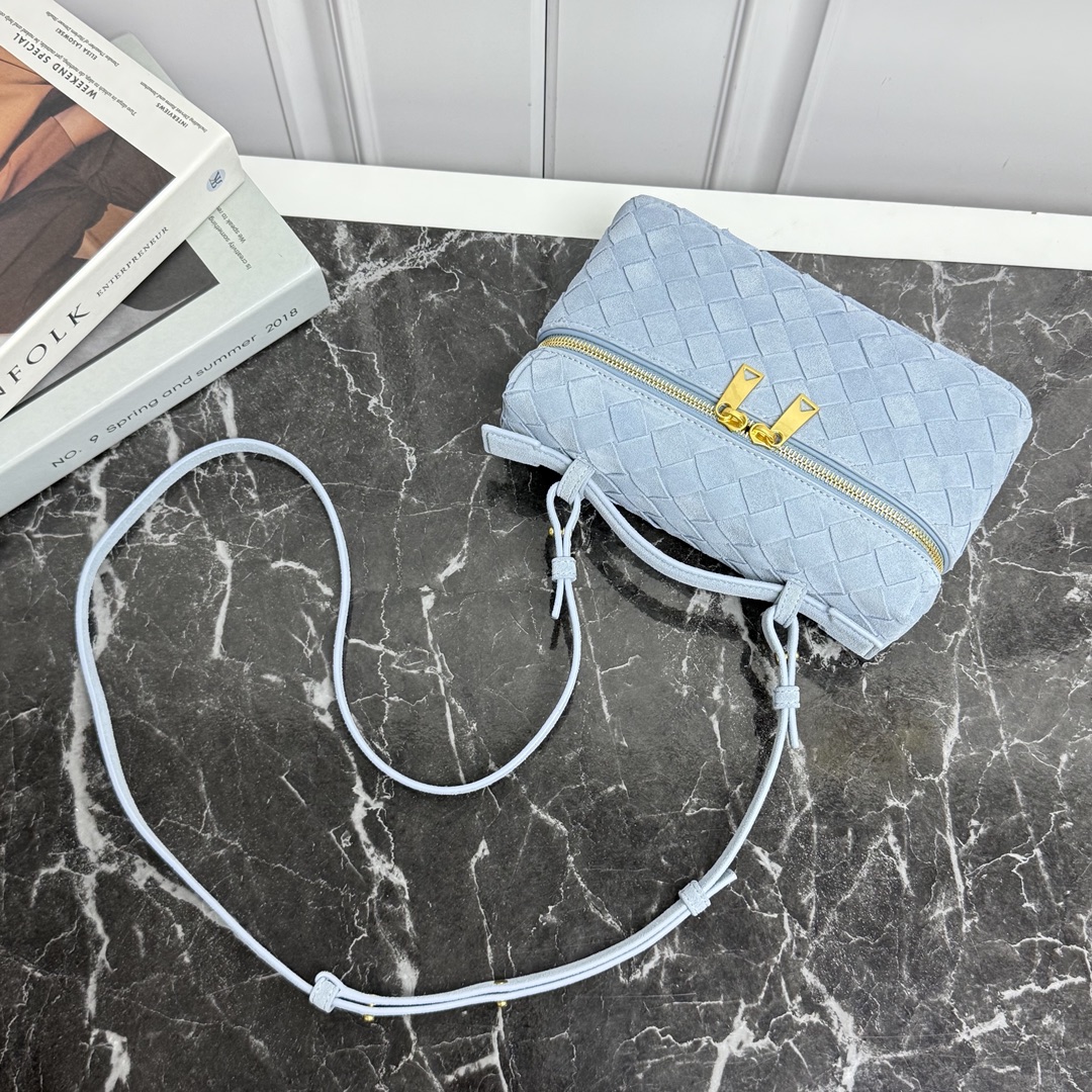 Bottega Veneta Style Blue Crossbody Bag style reference detail image 4 from source 765990