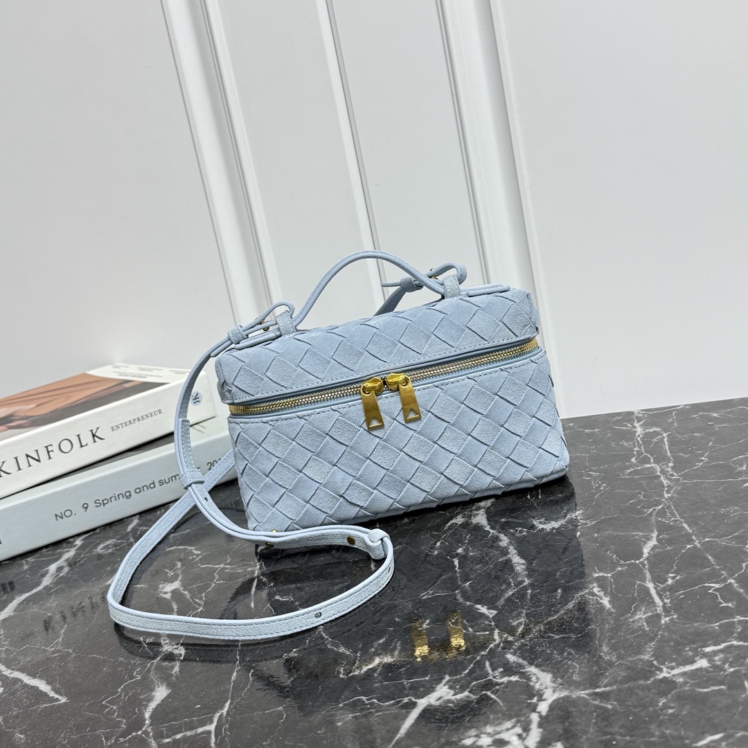 Bottega Veneta Style Blue Crossbody Bag style reference detail image 1 from source 765990
