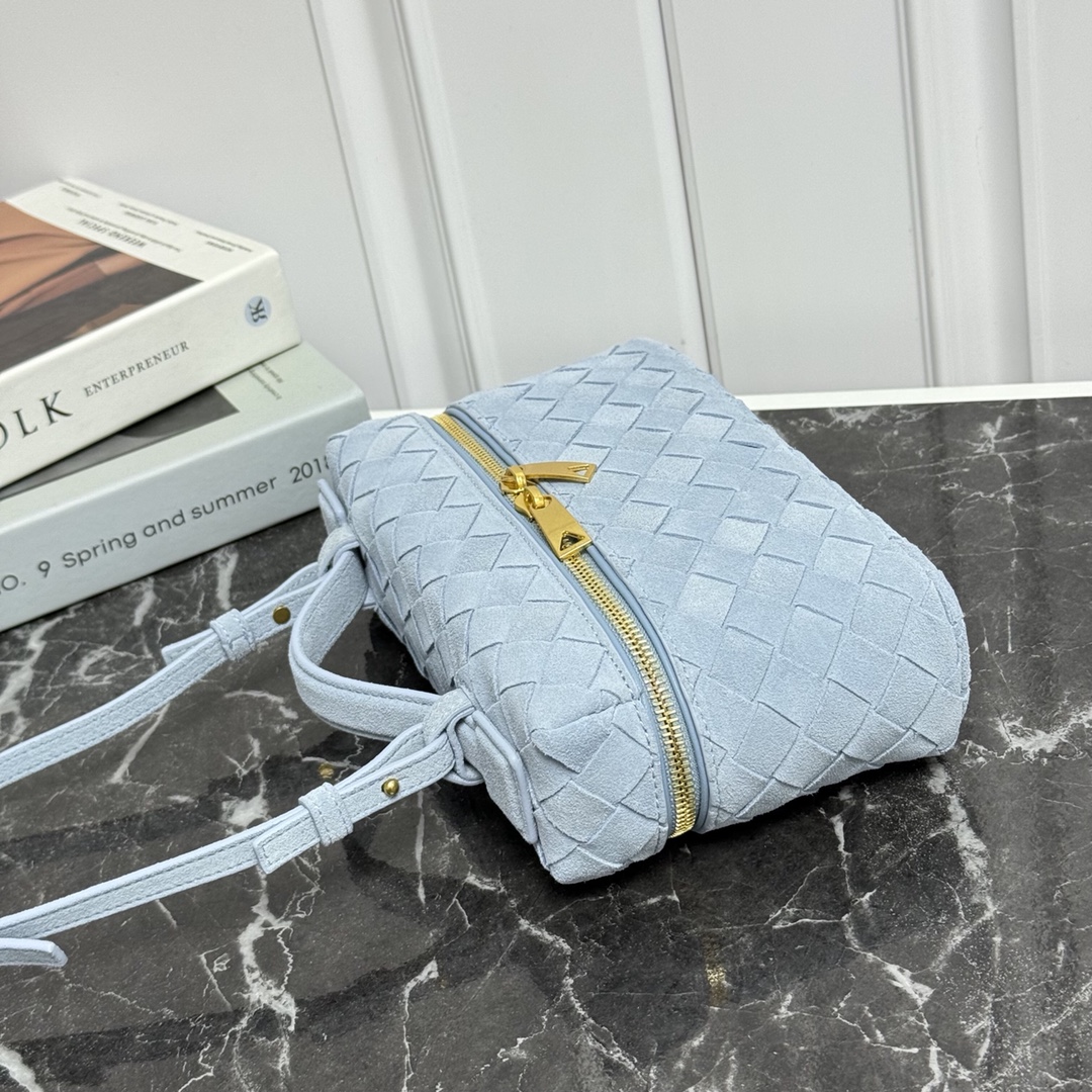 Bottega Veneta Style Blue Crossbody Bag style reference detail image 2 from source 765990