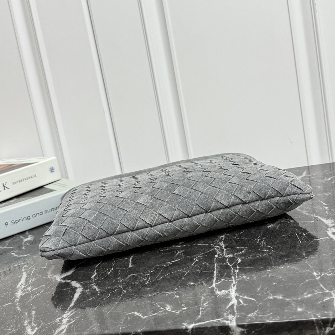 Bottega Veneta Style Pink Nylon Shoulder Bag style reference detail image 3 from source 771783