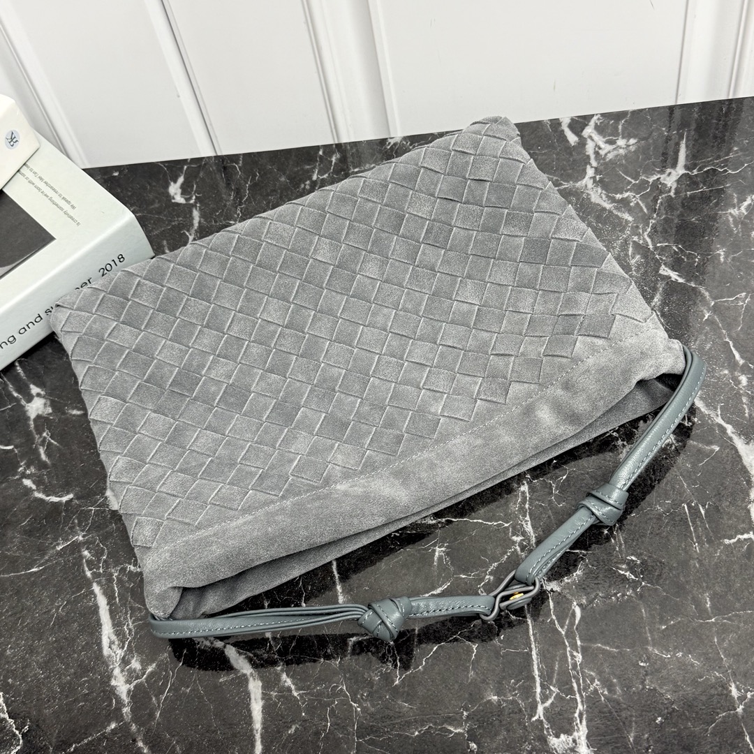 Bottega Veneta Style Pink Nylon Shoulder Bag style reference detail image 4 from source 771783