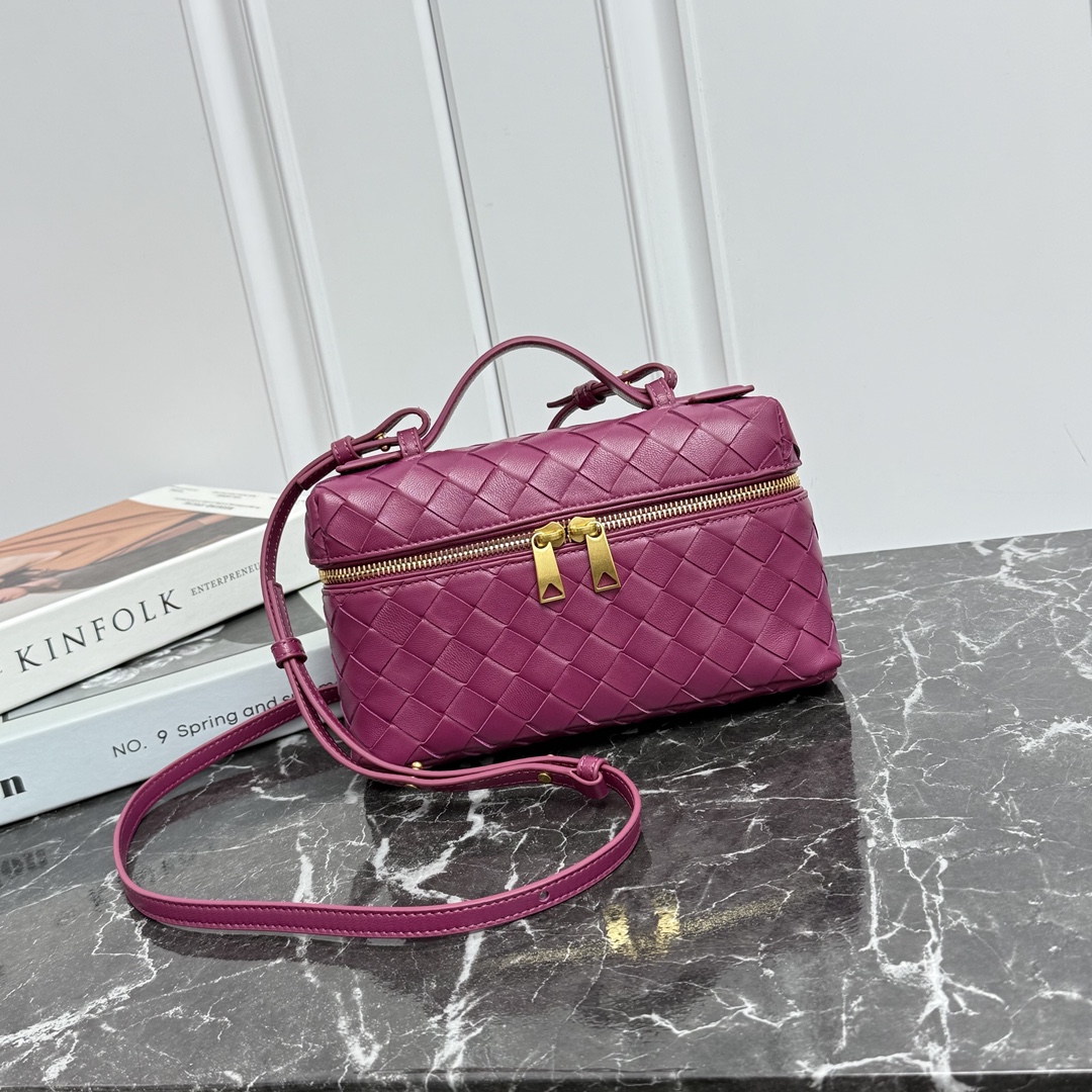 Bottega Veneta Style Crossbody Bag style reference detail image 1 from source 765992