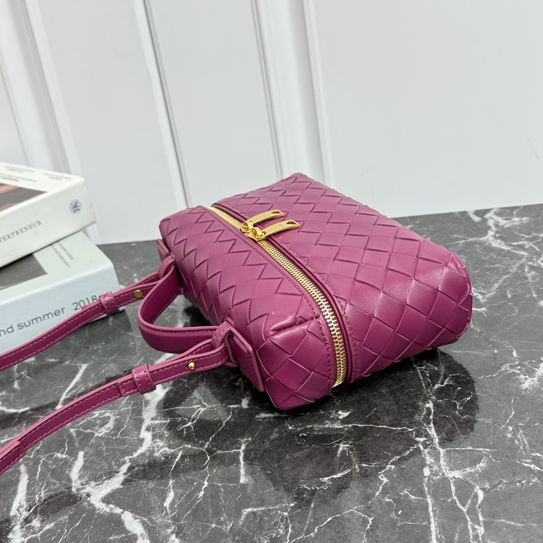 Bottega Veneta Style Crossbody Bag style reference detail image 3 from source 765992