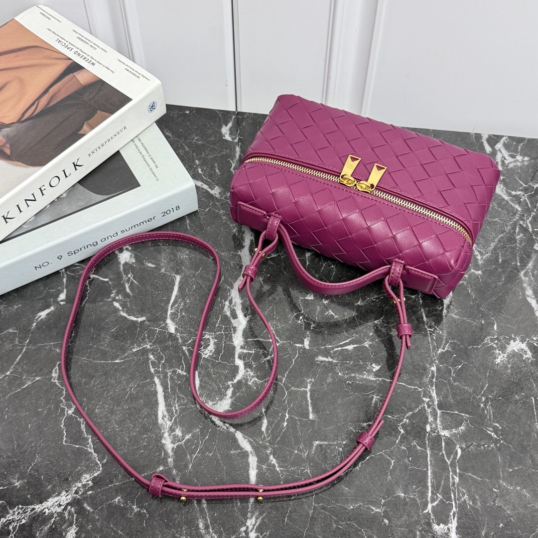 Bottega Veneta Style Crossbody Bag style reference detail image 4 from source 765992
