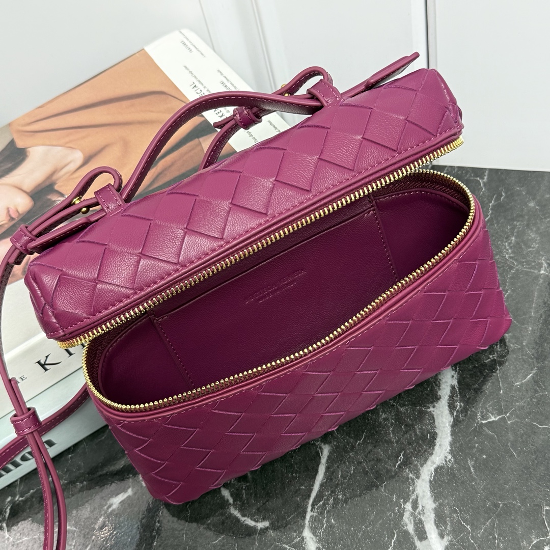 Bottega Veneta Style Crossbody Bag style reference detail image 6 from source 765992