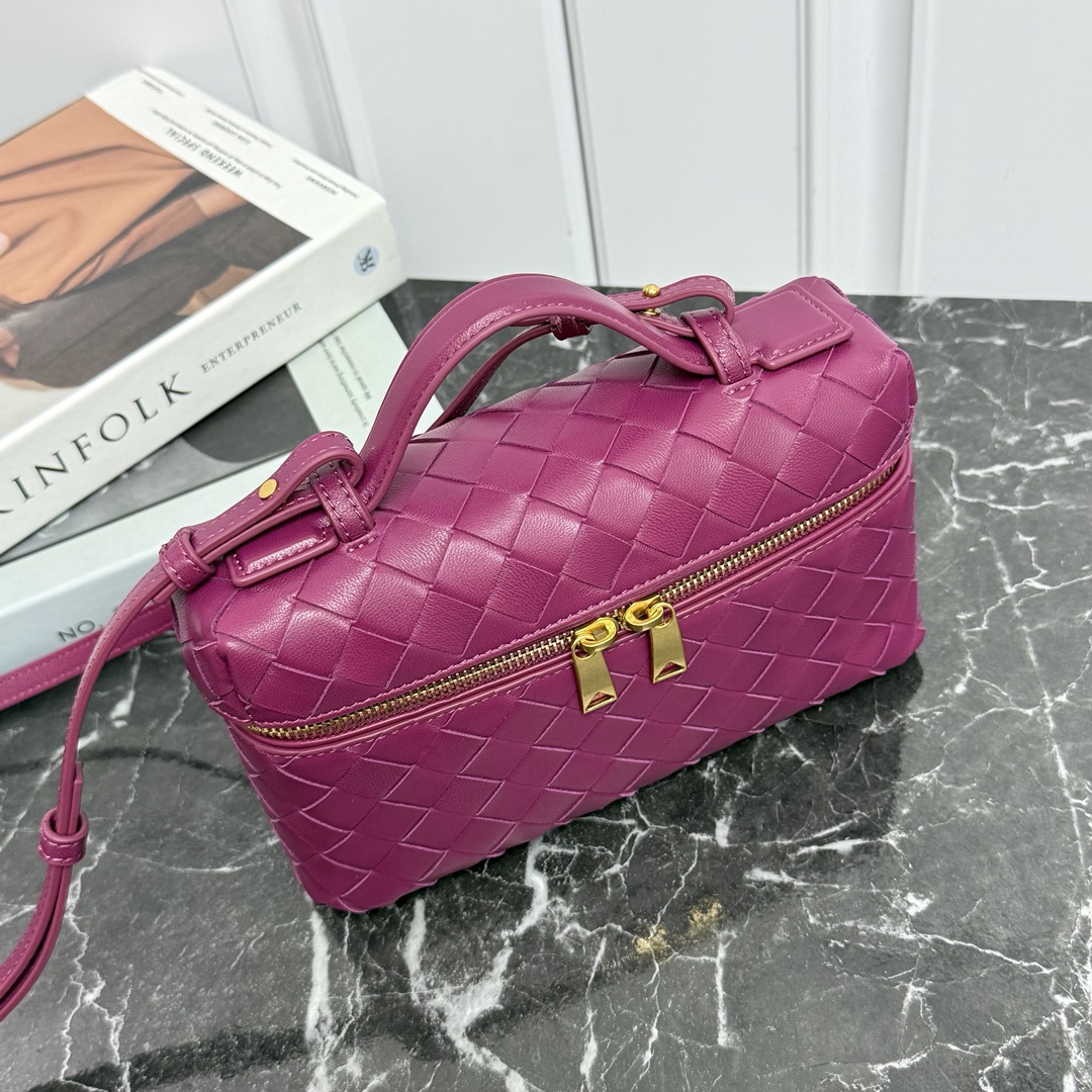 Bottega Veneta Style Crossbody Bag style reference detail image 5 from source 765992