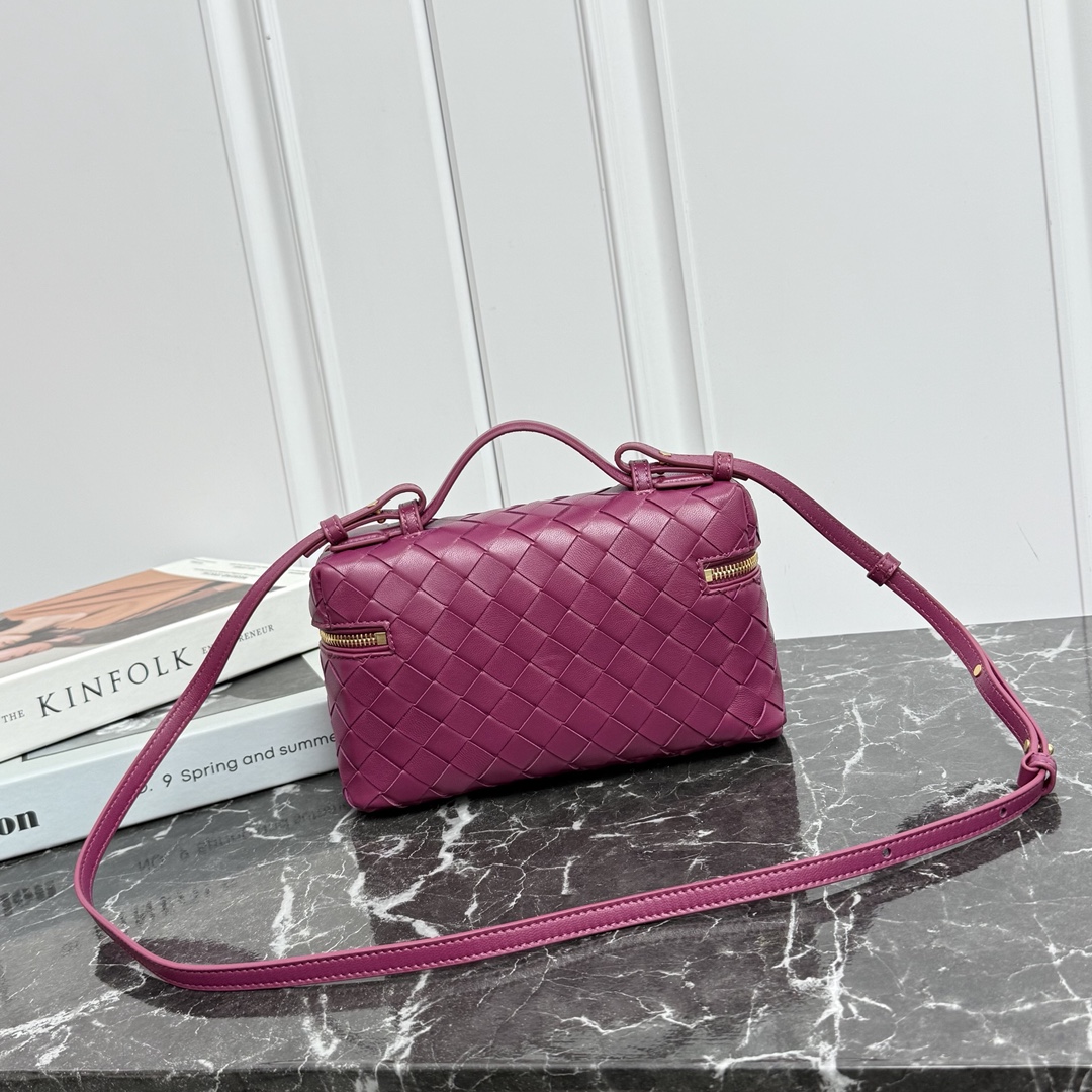 Bottega Veneta Style Crossbody Bag style reference detail image 2 from source 765992