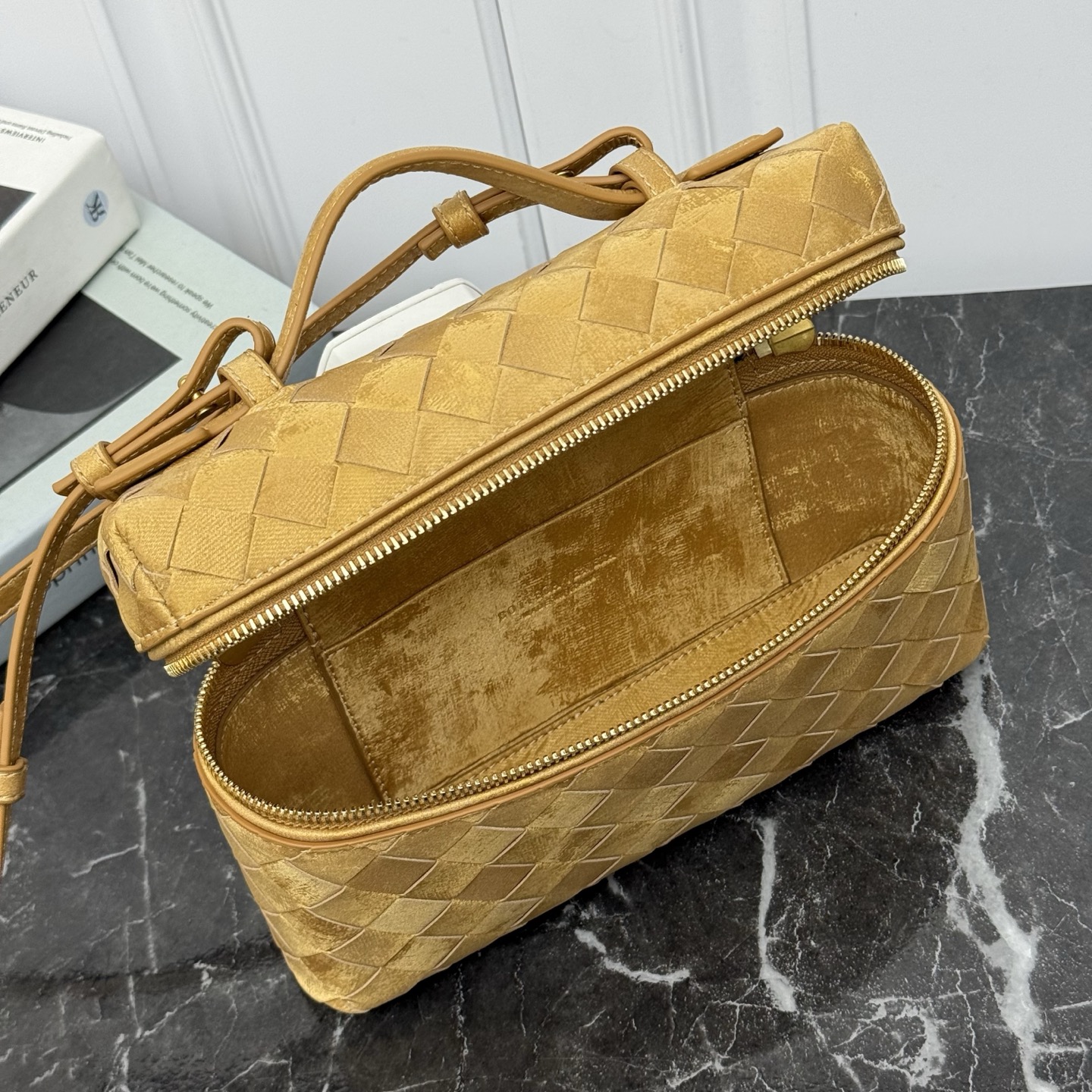 Bottega Veneta Style Crossbody Bag style reference detail image 6 from source 765996