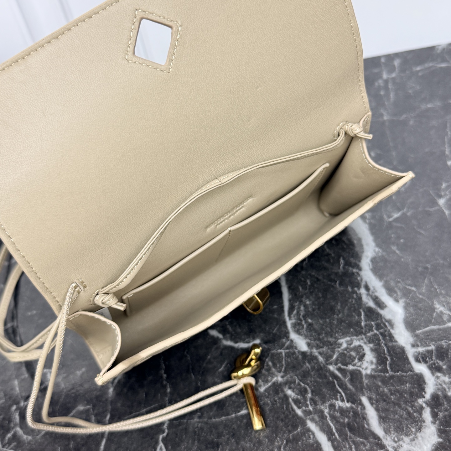 Bottega Veneta Style Crossbody Bag style reference detail image 6 from source 771820