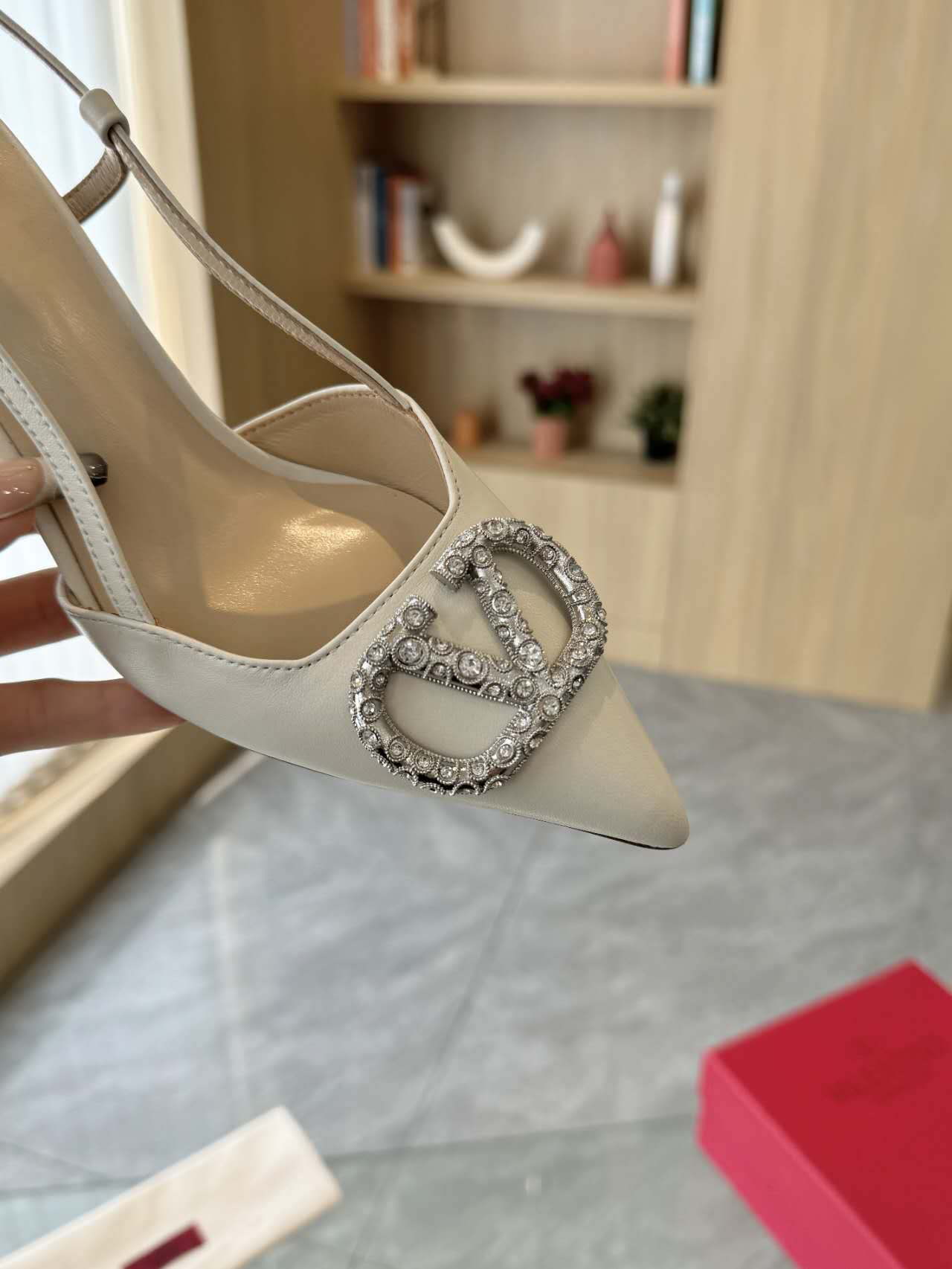 NO:129858,Closs Diamond Buckle Valentino. Valentino Big V Buckle Single Shoe Counter Latest Series Authentic Version Perfect Details Authentic Products One-to-One Created All Details Authentic Products Consistent All Details are consistent The key is very pedicure-type on the feet The key is very good and easy to control No grinding of feet and not tiring feet Walking artifact, the last shape is completely compared with the counter The details are perfect. Without the original version, you can't make such exquisiteness, exclusive brass color, the highest version of the market, imported fabrics, all sheepskin with lining foot pads Color: 3 colors available Size number (34-42) 34 and 42 sizes Customized without return or exchange Heel height 7CM Rubber sole.00. Genuine leather sole.00, single shoes, valentino, valentino, sheepskin19860909克洛施钻扣 Valentino.华伦天奴大v扣单鞋专柜最新系列 正品级版本 细节完美  正品一比一打造 所有细节正品一致 上脚非常修脚型 重点是很好非常好驾驭 不磨脚不累脚 行走神器,楦型完全对比专柜 细节完美 没有原版是做不出这样精致,独家开模黄铜色 市场最高版本 面料进口羊皮,裡布垫脚全部羊皮 颜色:3色可选 码数（34一42）34和42码定制不退不换 跟高7CM 橡胶底.00.真皮底.00,单鞋,valentino,valentino,sheepskin,Women's Shoes