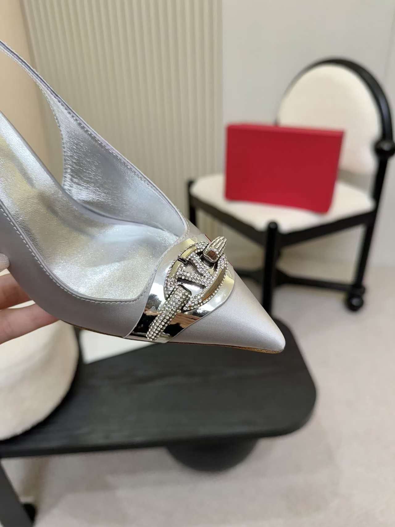 Valentino Garavani Slingback Pumps - Elegant Pointed Toe Heels for Women 7 a1742781933558 0518