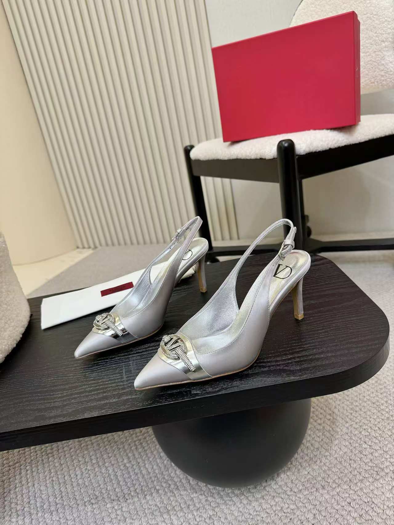 Valentino Garavani Slingback Pumps - Elegant Pointed Toe Heels for Women 9 a1742781934497 8416