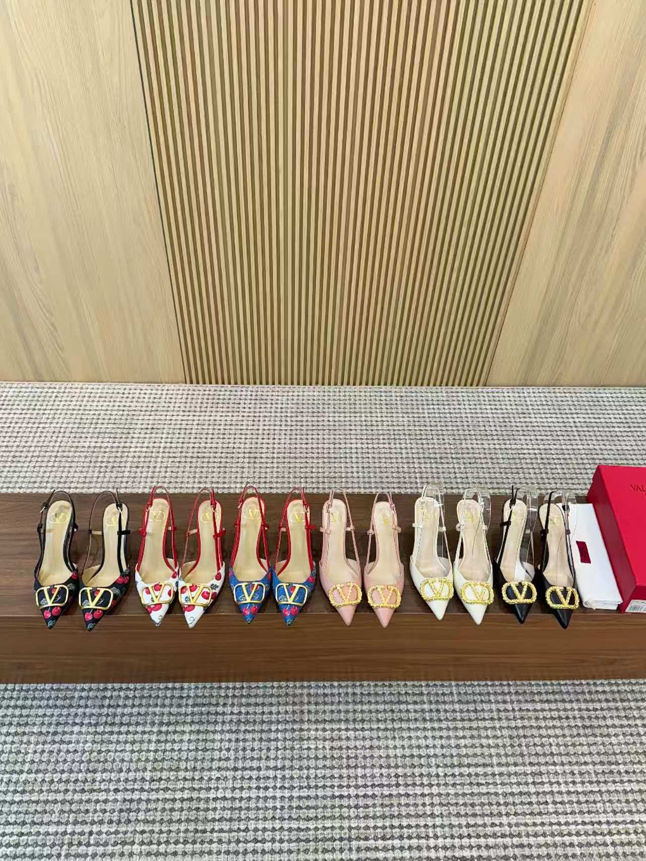 NO:558933,Kloesch diamond buckle, pearl Valentino. The latest series of Valentino big v buckle sandals counter. Authentic version. Perfect details. Made one to one. All details are consistent with the genuine ones. The upper foot is very pedicure type. The key point is that it is very easy to control. It does not grind the feet and does not tire the feet. Walking artifact, exclusive mold opening. The highest version on the market. The fabric is imported sheepskin, and the lining is all sheepskin. Rubber sole leather sole, high heels sandals, valentino, valentino, sandals, high heels, sheepskin19860909克洛施钻扣 珍珠Valentino.华伦天奴大v扣凉鞋专柜最新系列 正品级版本 细节完美  正品一比一打造 所有细节正品一致 上脚非常修脚型 重点是很好非常好驾驭 不磨脚不累脚 行走神器,独家开模 市场最高版本 面料进口羊皮,裡布垫脚全部羊皮 码数（34一42）34和42码定制不退不换 跟高7.5CM 橡胶底真皮底,高跟鞋凉鞋,valentino,valentino,sandals,high heels,sheepskin,Women's Shoes