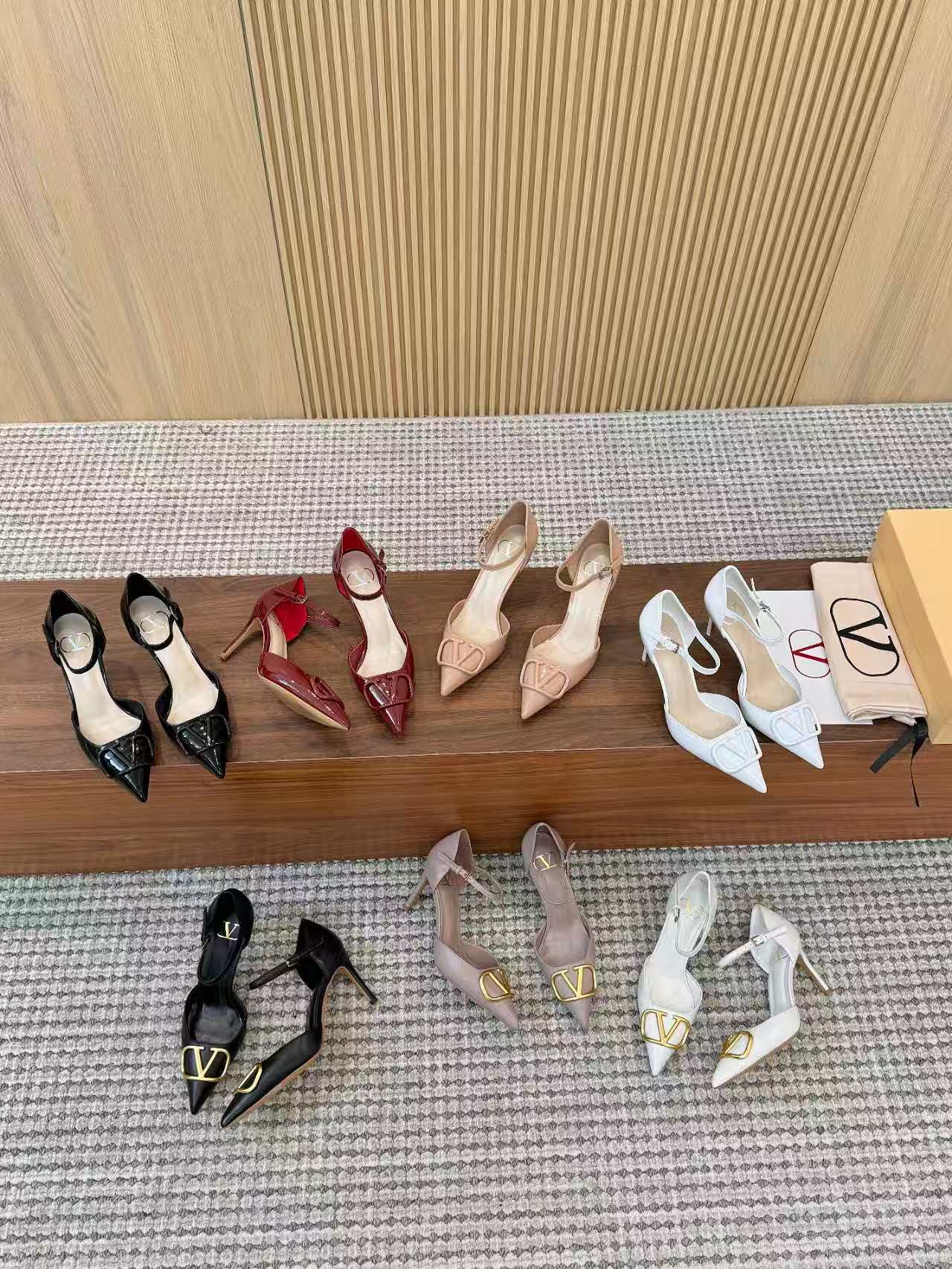NO:788959,The top version of Valentino's new spring and summer women's seven-color hollow back sandals. The unique [hollow series] brings out a full sense of high-end, and the new season will live up to expectations!  Worth buying ★Absolute high-end original method, absolutely emotional and elegant style, creating a different feeling, simple and elegant style!  Size 35-41 (34-42 customized, non-refundable) Fabric imported cow patent leather. Sheepskin lining Sheepskin lining Heel height 7.5 cm P leather outsole P rubber outsole, sandals, valentino, sandals, sheepskin, Leather soles19860909顶级版本 华伦天奴 春夏新款女士七色后空凉鞋 独特的【中空系列】衬托出满满的高级感,新一季不负期待！ 值得入手★绝对的上档次原版做法 绝对感性优雅风格 创造不一样的感觉简约气质款式！ 码数35-41（34-42定做不退换） 面料进口牛漆皮 .羊皮 内里内里羊皮 跟高7.5厘米  P真皮大底  P橡胶大底,凉鞋,valentino,sandals,sheepskin,Leather soles,Women's Shoes