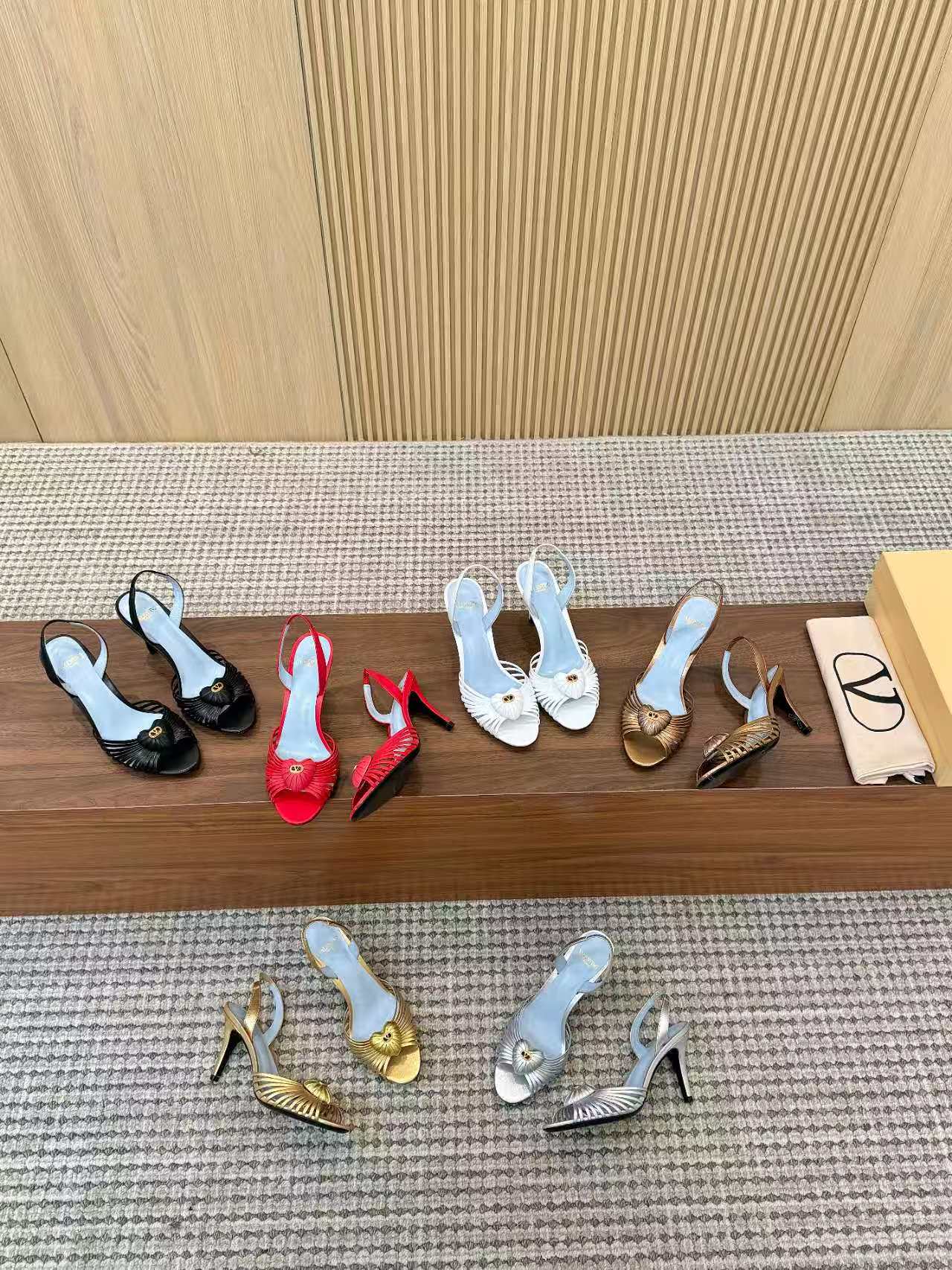 NO:876695,The top version of Valentino's new spring and summer women's sandals is worth buying★Absolutely high-end original method, absolutely sentimental and elegant style, creating a different feeling, simple and temperamental style!  Size 35-41 (customized 34-42) Fabric imported sheepskin Lining sheepskin Heel height 8 cm Genuine leather outsole Rubber outsole, sandals, valentino, sandals, sheepskin, Leather soles19860909顶级版本 华伦天奴 春夏新款女士凉鞋 值得入手★绝对的上档次原版做法 绝对感性优雅风格 创造不一样的感觉简约气质款式！ 码数35-41（34-42定做） 面料进口羊皮 内里内里羊皮 跟高8厘米 真皮大底  橡胶大底,凉鞋,valentino,sandals,sheepskin,Leather soles,Women's Shoes