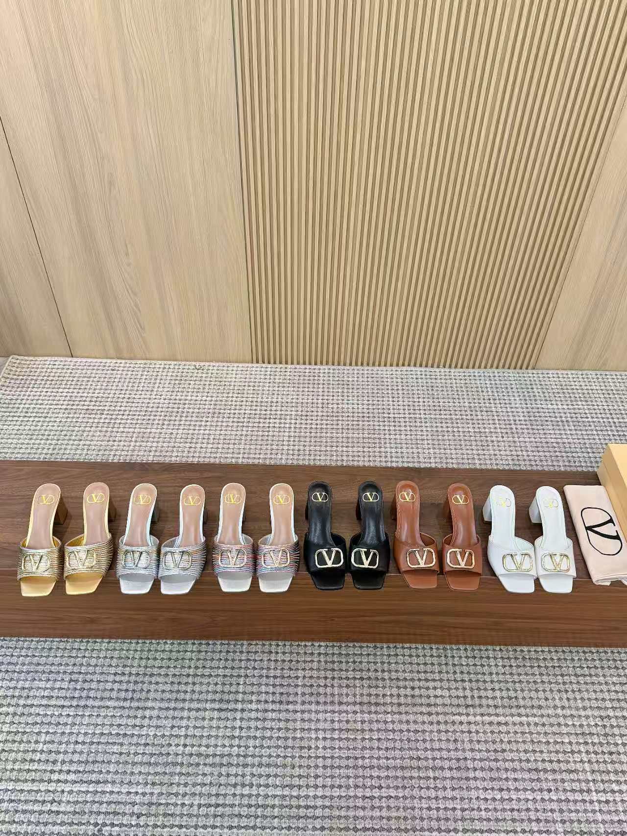NO:876688,The top version of Valentino's new spring and summer new women's slippers. The unique V-buckle brings out a full sense of high-end. The new season will live up to expectations!  Worth buying ★Absolute high-end original method, absolutely emotional and elegant style, creating a different feeling, simple and elegant style!  Thick heel does not tire your feet. Size 35-41 (34-42 is custom-made and cannot be returned or exchanged). The latest weaving technology of the fabric. Sheepskin lining inside the foot pad. Heel height 6.5CM. Genuine leather outsole. Rubber outsole, slippers, valentino, slippers, sheepskin, Leather soles.19860909顶级版本 华伦天奴 春夏新款新品女士拖鞋 独特的打V扣,衬托出满满的高级感,新一季不负期待！ 值得入手★绝对的上档次原版做法 绝对感性优雅风格 创造不一样的感觉简约气质款式！粗跟不累脚 码数35-41（34-42定做不退换） 面料最新编织工艺 内里垫脚内里羊皮 跟高6.5CM 真皮大底 橡胶大底,拖鞋,valentino,slippers,sheepskin,Leather soles,Women's Shoes