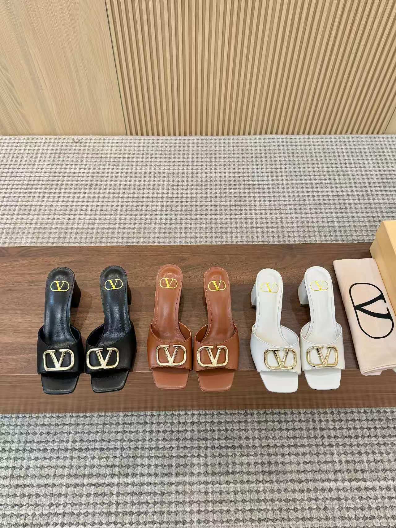 NO:876696,The top version of Valentino's new spring and summer new women's slippers. The unique V-buckle brings out a full sense of high-end. The new season will live up to expectations!  Worth buying ★Absolute high-end original method, absolutely emotional and elegant style, creating a different feeling, simple and elegant style!  Thick heel does not tire your feet. Size 35-41 (34-42 customized, non-returnable). Fabric imported sheepskin. Lining foot pads. Lining sheepskin. Heel height 6.5CM. Genuine leather outsole. Rubber outsole, slippers, valentino, slippers, sheepskin, Leather soles.19860909顶级版本 华伦天奴 春夏新款新品女士拖鞋 独特的打V扣,衬托出满满的高级感,新一季不负期待！ 值得入手★绝对的上档次原版做法 绝对感性优雅风格 创造不一样的感觉简约气质款式！粗跟不累脚 码数35-41（34-42定做不退换） 面料进口羊皮 内里垫脚内里羊皮 跟高6.5CM 真皮大底 橡胶大底,拖鞋,valentino,slippers,sheepskin,Leather soles,Women's Shoes