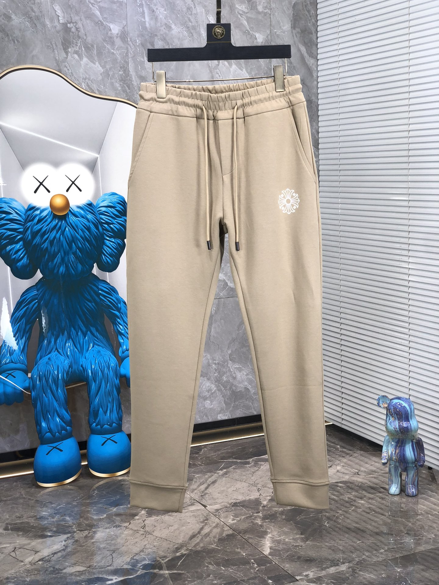 NO:123081,. . Crowxin. 2025 early spring new product. Customized high-quality fashionable casual pants. Super versatile style. Exclusive customization-imported high-end high-density cotton fabric, w close and comfortable, super beautiful style, 6 upper body makes the legs look slender, the inner and the wiring are impeccable, you can attend any occasion, again emphasize that the fabric is very, very classy! First-class workmanship and texture! The details are exquisite and exquisite, and quite ingenious! Number of codes: m-3xL.m wear 28.29, chrome hearts, alexander wang19860909. .克罗心.2025早春新品.订制高品质时尚休闲裤.超级百搭款.独家定制-进口高端高密度精棉面料,w贴身舒适,超靓版型、6上身显腿修长,內里,走线都无可挑剔,任何场合都可出席,再次强调面料非常非常显档次！做工、质感一流！细节精致考究,颇具匠心！ 码数:m-3xL.m穿28.29,,chrome hearts,alexander wang,Men's clothing