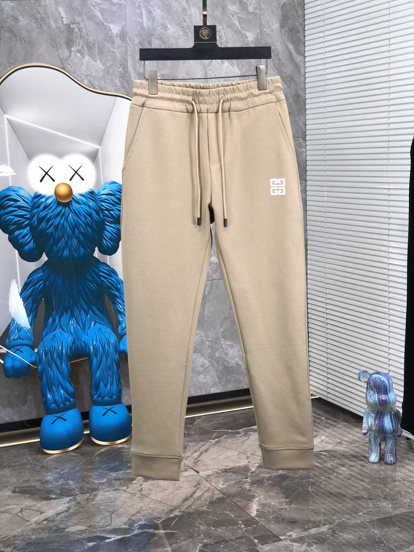 NO:123084,. . Givenchy. 2025 early spring new product. Customized high-quality fashionable casual pants. Super versatile style. Exclusive customization-imported high-end high-density cotton fabric, w close and comfortable, super beautiful style, 6 upper body makes the legs look slender, the inner and the wiring are impeccable, you can attend any occasion, again emphasize that the fabric is very, very classy! First-class workmanship and texture! The details are exquisite and exquisite, and quite ingenious! Number of codes: m-3xL.m wear 28.29, given, alexander wang19860909. .纪梵希.2025早春新品.订制高品质时尚休闲裤.超级百搭款.独家定制-进口高端高密度精棉面料,w贴身舒适,超靓版型、6上身显腿修长,內里,走线都无可挑剔,任何场合都可出席,再次强调面料非常非常显档次！做工、质感一流！细节精致考究,颇具匠心！ 码数:m-3xL.m穿28.29,,givenchy,alexander wang,Men's clothing