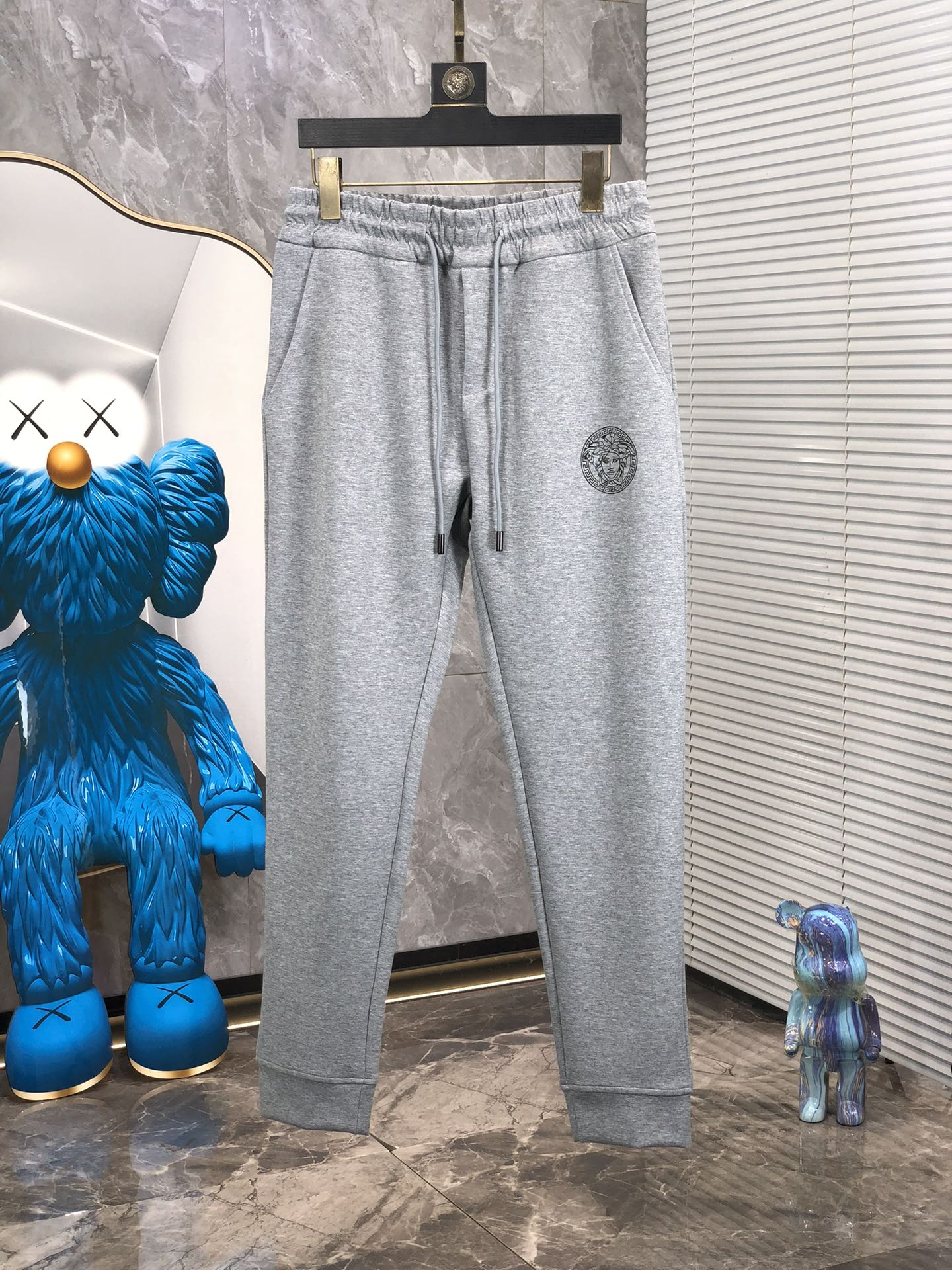 NO:123089,. . Versace. 2025 early spring new product. Customized high-quality fashionable casual pants. Super versatile style. Exclusive customization-imported high-end high-density cotton fabric, w close and comfortable, super beautiful style, 6 upper body makes the legs look slender, the inner and the wiring are impeccable, you can attend any occasion, again emphasize that the fabric is very, very classy! First-class workmanship and texture! The details are exquisite and exquisite, and quite ingenious! Number of codes: m-3xL.m wear 28.29, versace, alexander wang19860909. .范思哲.2025早春新品.订制高品质时尚休闲裤.超级百搭款.独家定制-进口高端高密度精棉面料,w贴身舒适,超靓版型、6上身显腿修长,內里,走线都无可挑剔,任何场合都可出席,再次强调面料非常非常显档次！做工、质感一流！细节精致考究,颇具匠心！ 码数:m-3xL.m穿28.29,,versace,alexander wang,Men's clothing