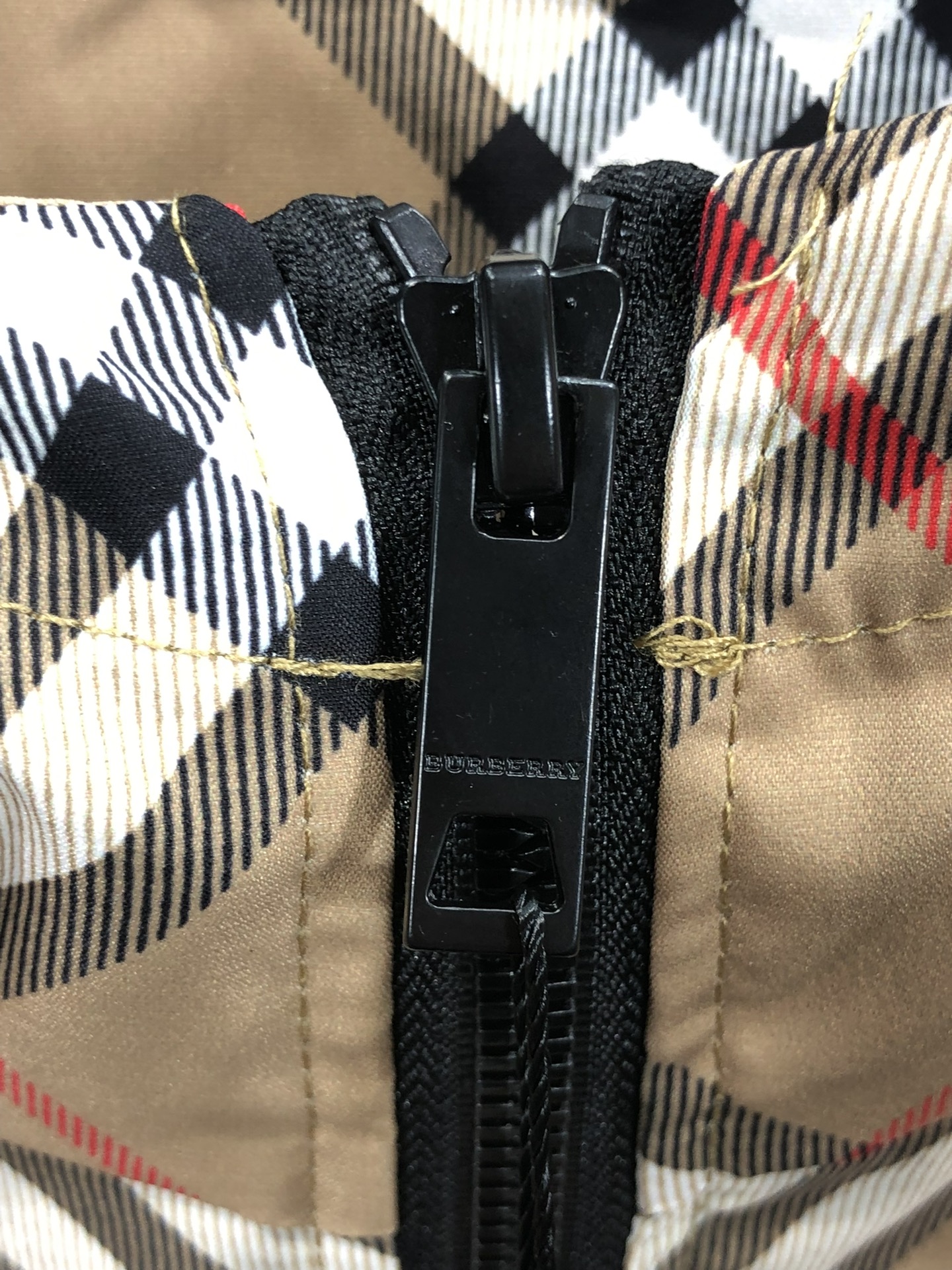 High-quality BURBERRY Hatjacket 2025 Collection in Dark-Simple Style - 图片 4