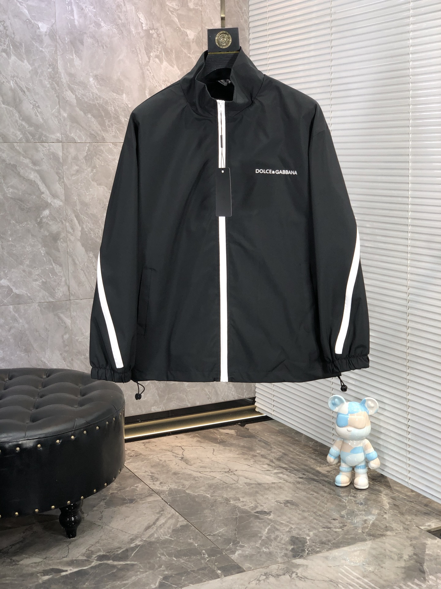 NO:141181,.D&G.25 early spring new product is available for sale, casual and daily wear!  The upper body modifies the body, perfectly combines fashion aesthetics with the concept of new urban business and leisure, and the Italian minimalist, capable and outdoor functional styles are the ultimate interpretation, both solemn and harmonious, creating a unique styling item. The overall outline tends to be simple, and the 88 is quite individual and elegant in detail, enriching the overall vision. The wardrobe business and leisure is excellent and has a high attendance rate!  It is hard to find!  Count s-3XL m wear 175/130, Dolce & Gabbana, jackets & coats, jackets & coats, alexander wang19860909.D&G.25早春新品发售夹克外套,休闲日常穿搭！上身修饰身形、将时装美学和新都市商务休闲概念完美融合,通体将意式的极简、干练和户外功能性风格极致诠释,亦庄亦谐,塑造出别具一格的造型单品,整体轮廓趋于简约风格,88颇为个性且雅痞的细节处理,丰富了整体视觉.衣橱商务休闲绝佳的高出勤率！可遇而不可求！码数s-3XL m穿175/130,,Dolce&Gabbana,jackets & coats,jackets & coats,alexander wang,Men's clothing