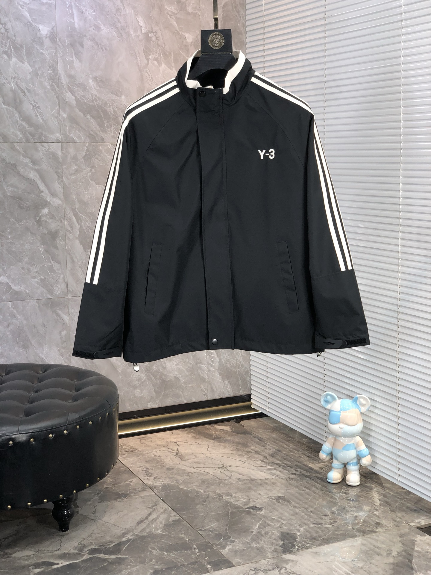 NO:141184,.Y3.25 New early spring products are available for jackets, casual and daily wear!  The upper body modifies the body, perfectly combines fashion aesthetics with the concept of new urban business and leisure, and the Italian minimalist, capable and outdoor functional styles are the ultimate interpretation, both solemn and harmonious, creating a unique styling item. The overall outline tends to be simple, and the 88 is quite individual and elegant in detail, enriching the overall vision. The wardrobe business and leisure is excellent and has a high attendance rate!  It is hard to find!  Count s-3XL m wear 175/130,,jackets & coats,jackets & coats,alexander wang19860909.Y3.25早春新品发售夹克外套,休闲日常穿搭！上身修饰身形、将时装美学和新都市商务休闲概念完美融合,通体将意式的极简、干练和户外功能性风格极致诠释,亦庄亦谐,塑造出别具一格的造型单品,整体轮廓趋于简约风格,88颇为个性且雅痞的细节处理,丰富了整体视觉.衣橱商务休闲绝佳的高出勤率！可遇而不可求！码数s-3XL m穿175/130,,jackets & coats,jackets & coats,alexander wang,Men's clothing