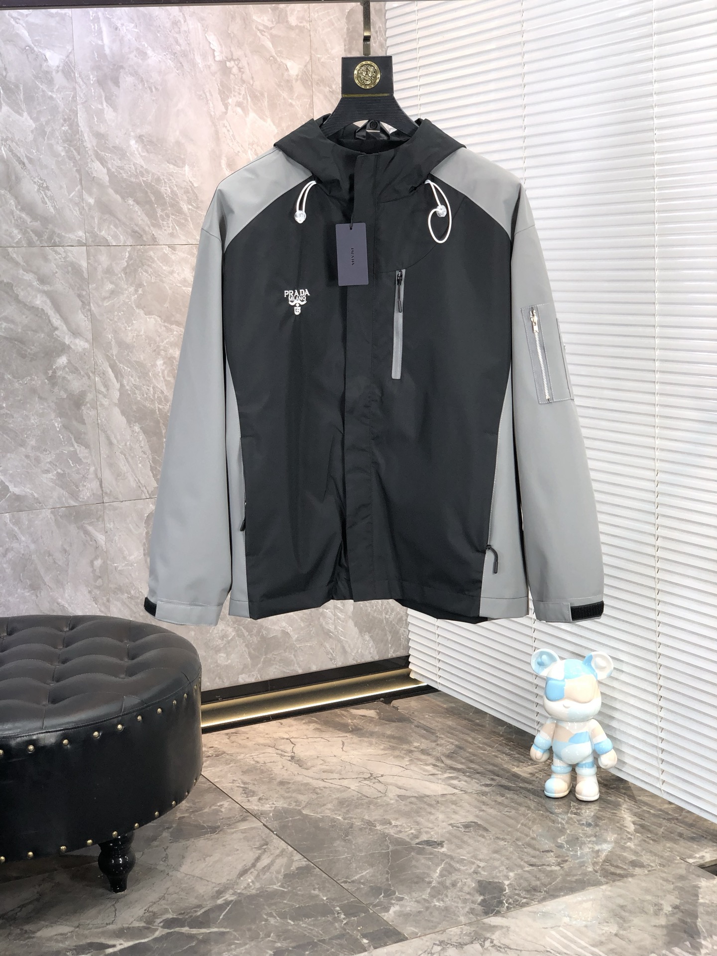 NO:141190,.Prada. 25 early spring new product is available for sale, casual and daily wear!  The upper body modifies the body, perfectly combines fashion aesthetics with the concept of new urban business and leisure, and the Italian minimalist, capable and outdoor functional styles are the ultimate interpretation, both solemn and harmonious, creating a unique styling item. The overall outline tends to be simple, and the 88 is quite individual and elegant in detail, enriching the overall vision. The wardrobe business and leisure is excellent and has a high attendance rate!  It is hard to find!  Count s-3XL m wear 175/130, prada, jackets & coats, jackets & coats, alexander wang19860909.普拉达.25早春新品发售夹克外套,休闲日常穿搭！上身修饰身形、将时装美学和新都市商务休闲概念完美融合,通体将意式的极简、干练和户外功能性风格极致诠释,亦庄亦谐,塑造出别具一格的造型单品,整体轮廓趋于简约风格,88颇为个性且雅痞的细节处理,丰富了整体视觉.衣橱商务休闲绝佳的高出勤率！可遇而不可求！码数s-3XL m穿175/130,,prada,jackets & coats,jackets & coats,alexander wang,Men's clothing